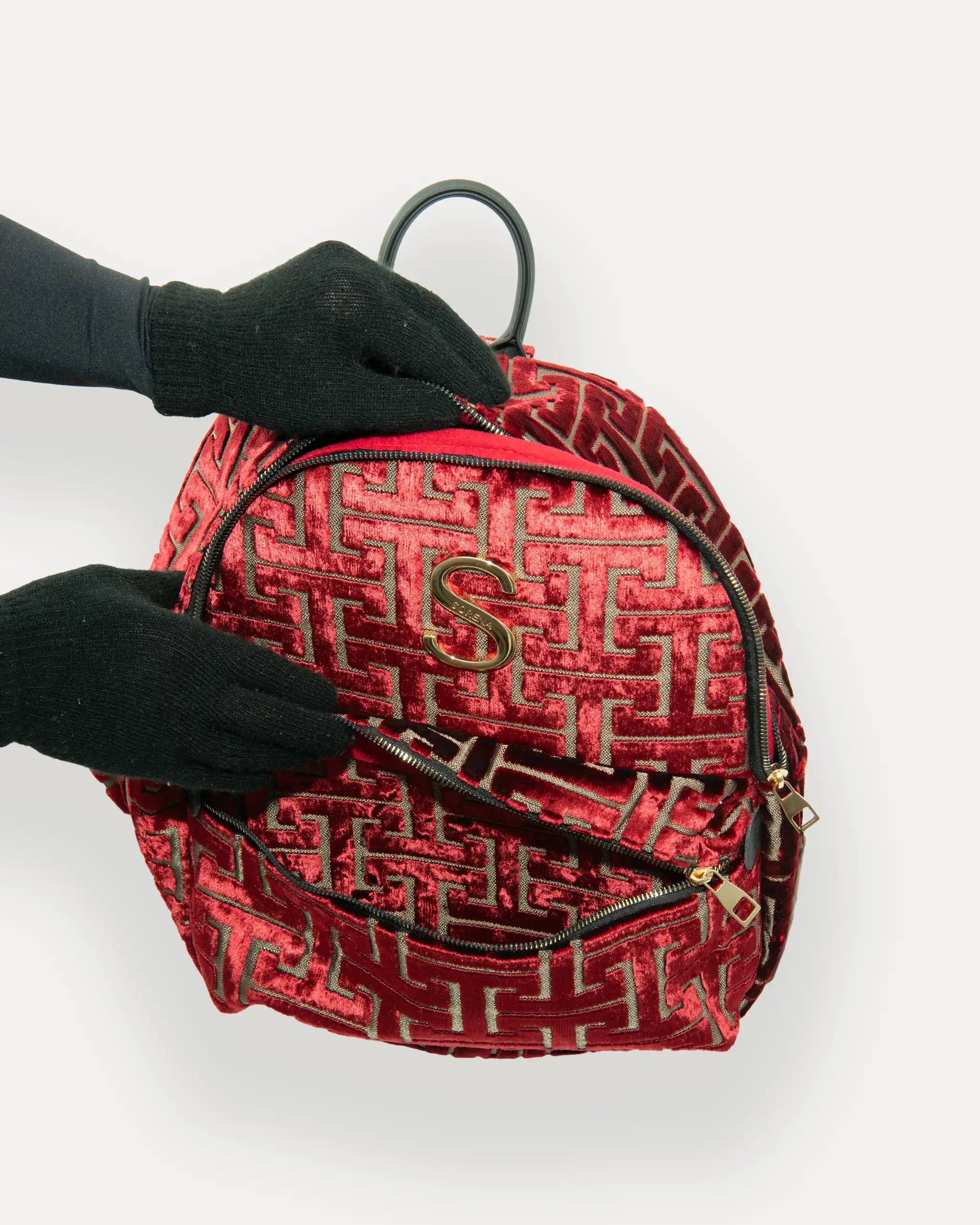 Innenleben des SORENA Rucksacks mit rotem Futter im Aussenfach und Reissverschlussfach – nachhaltige rucksäcke mit Stil schweiz, ideal für Alltag, Reisen und Office.