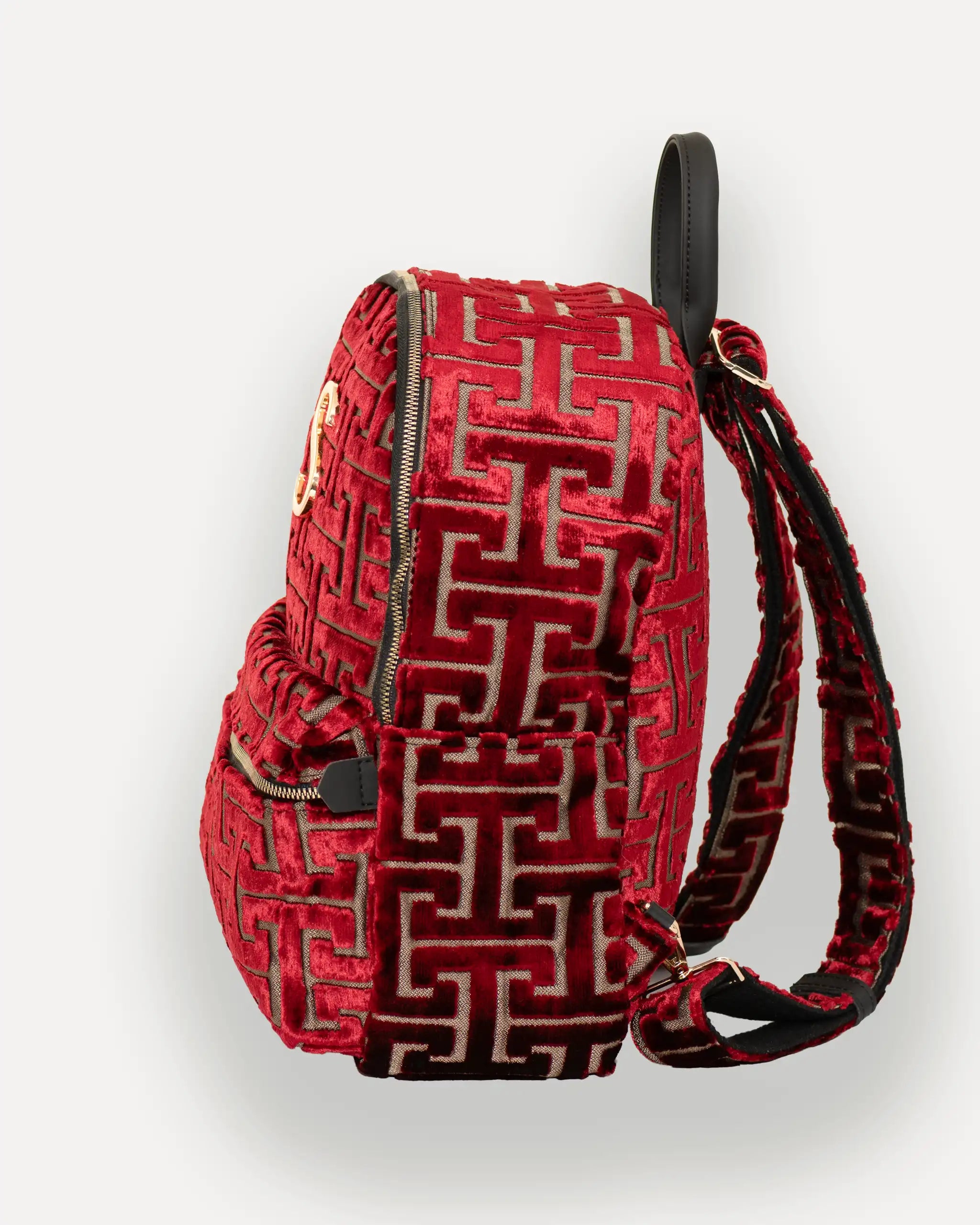 Linke Seitenansicht des SORENA Rucksacks mit samtigem Stoff und geometrischem Muster – rucksack aus samt handgemacht schweiz, perfekt für stilbewusste Frauen.