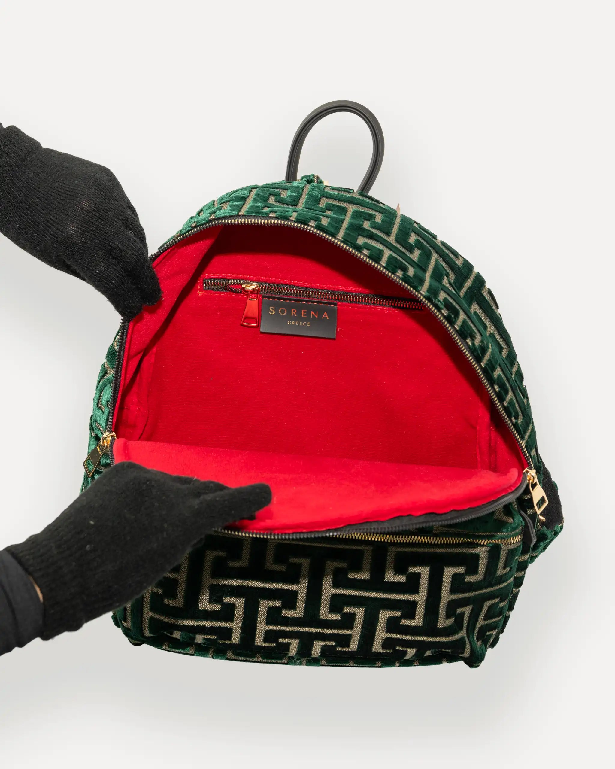 Innenleben des SORENA Rucksacks mit rotem Samt und Reissverschlussfach – nachhaltiger rucksack für Damen, handgemacht in Europa, ideal für Alltag und Business.