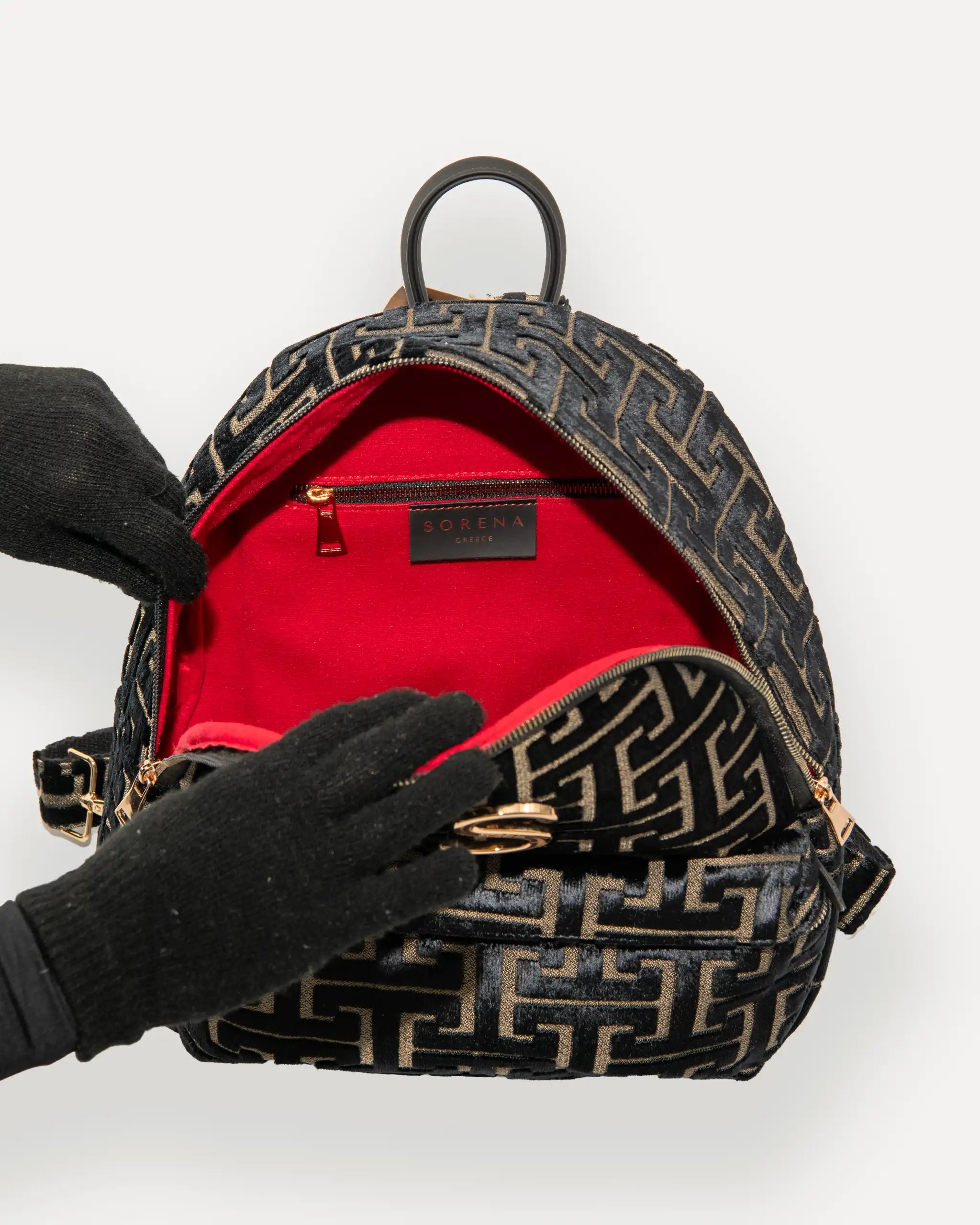 Innenleben des SORENA Rucksacks mit rotem Samt und Reissverschlussfach – nachhaltiger rucksack für Damen, handgemacht in Europa, ideal für Alltag und Business.