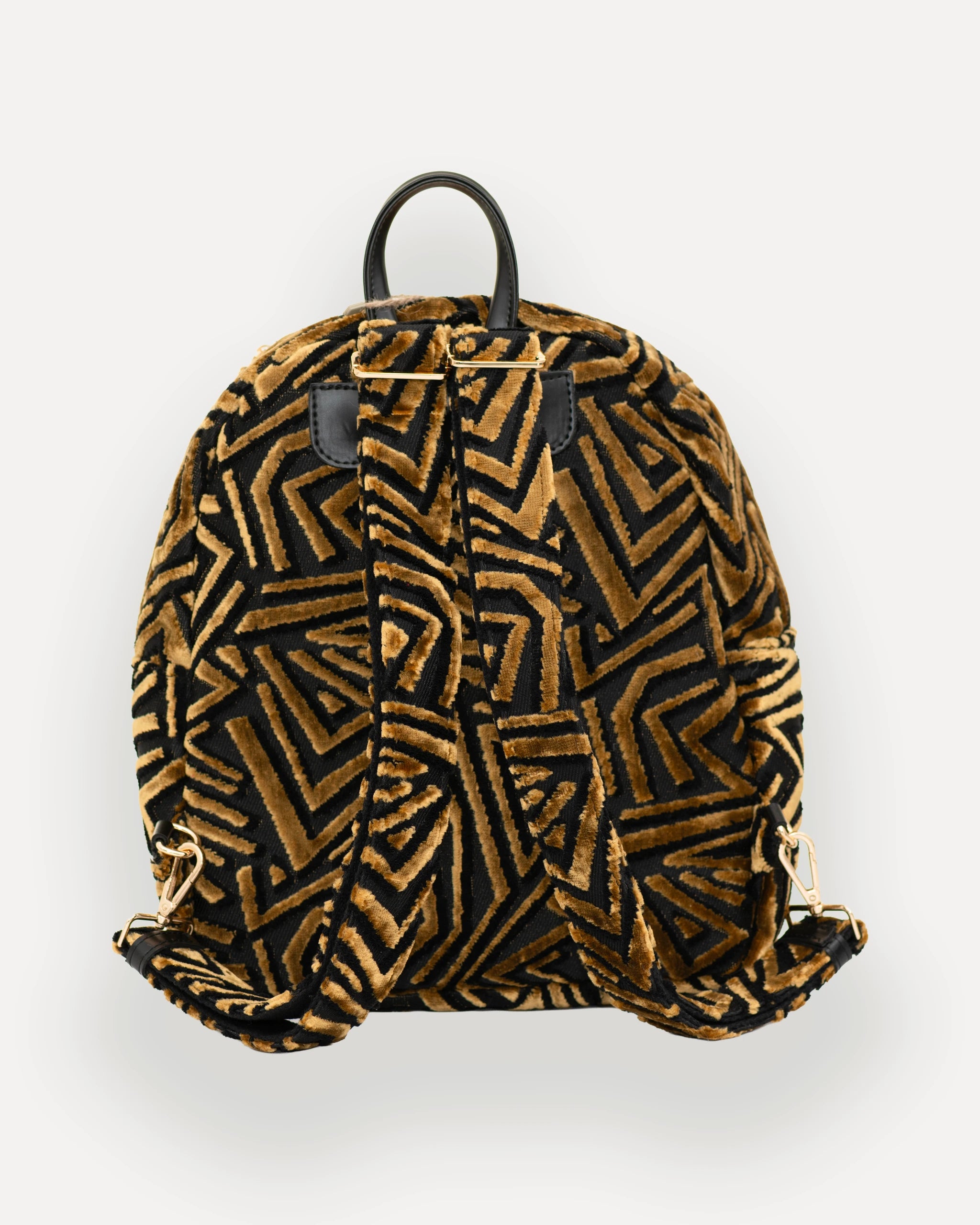Rückansicht des SORENA Rucksacks mit geometrischem Muster in Gold und Schwarz – stylischer tagesrucksack für Damen, nachhaltig produziert, ideal für Alltag und Business in der Schweiz.