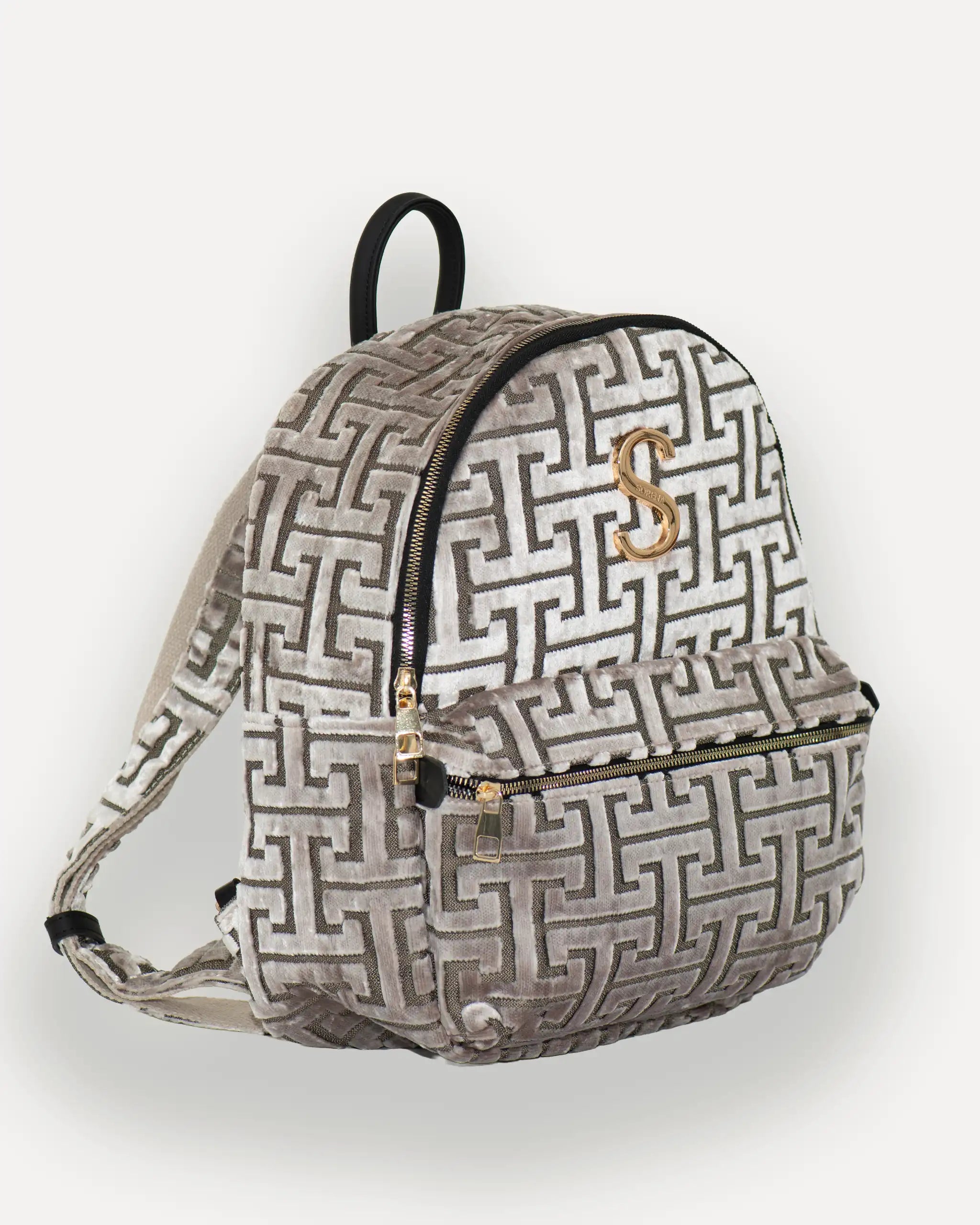 Seitenansicht rechts des SORENA Rucksacks mit goldenen Details – nachhaltiger rucksack mit Stil, perfekt für stilbewusste Frauen in der Schweiz. Jetzt online kaufen.