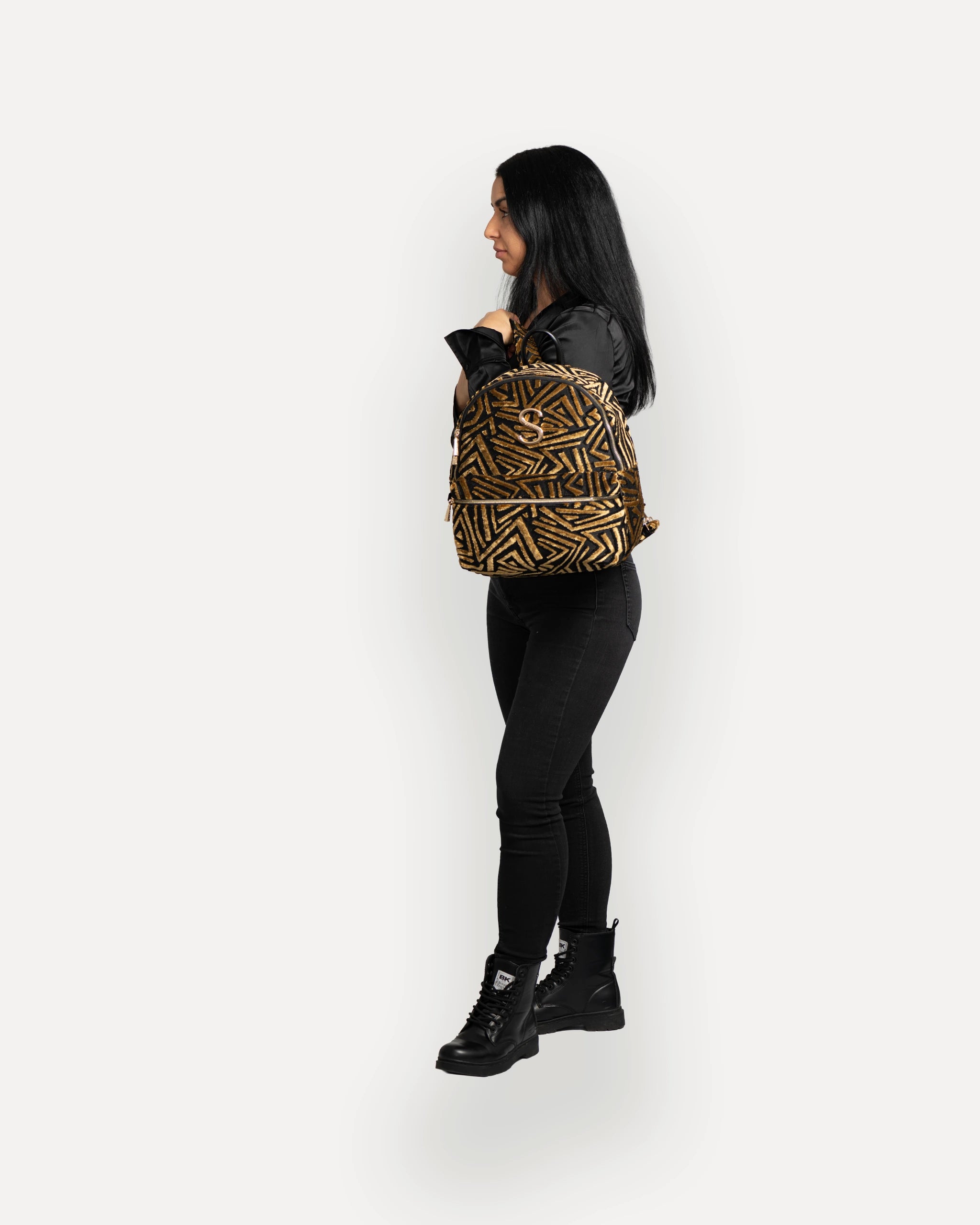 Model trägt SORENA Rucksack seitlich – veganer rucksack damen mit goldener Applikation, ideal für City Looks, Office und Freizeit. Nachhaltige rucksäcke mit Stil schweiz.