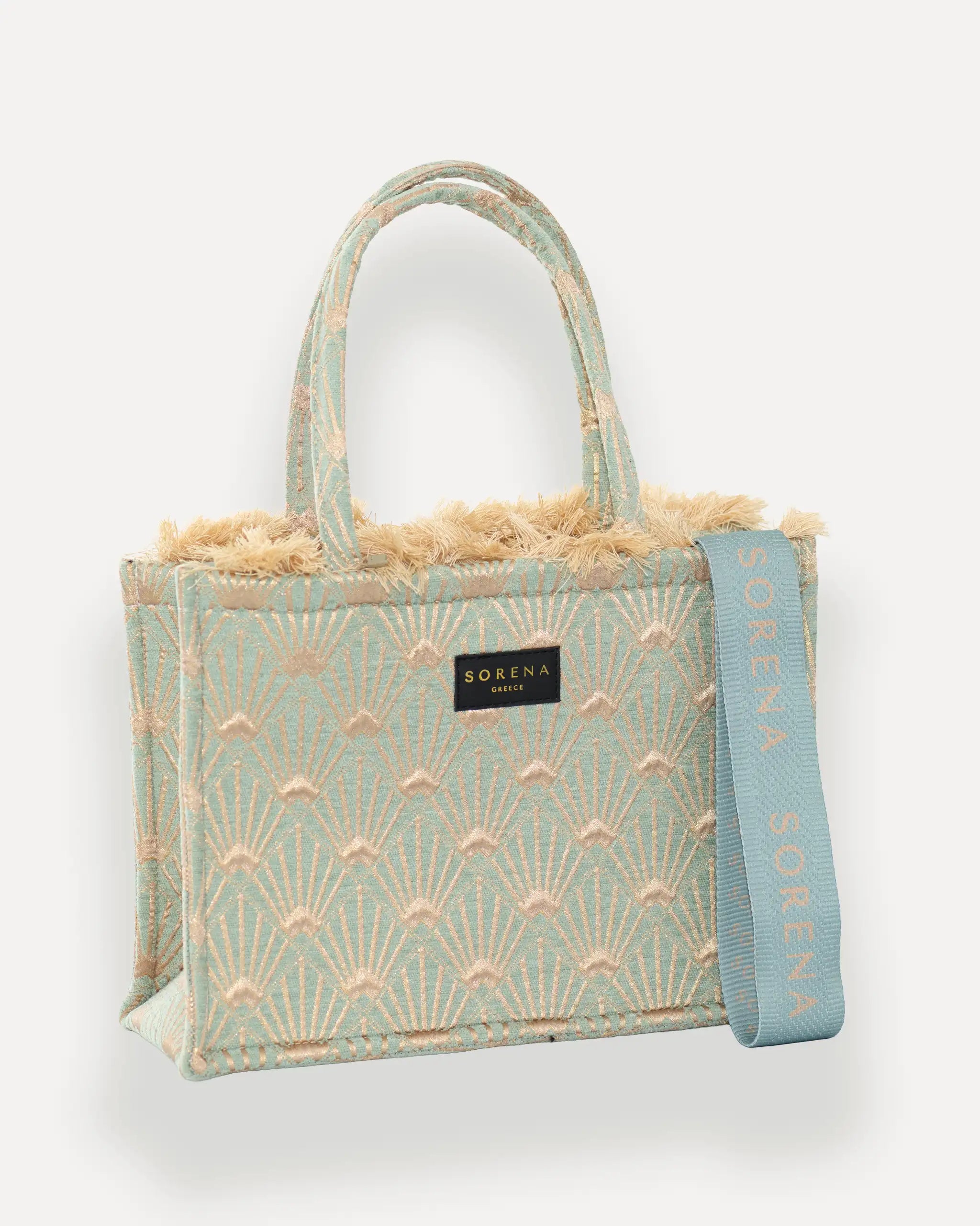 Female Model mit Sorena Greece Tote Bag rechtsseitig getragen – moderne shopper tasche mit Textilstruktur und Branding, perfekte handtasche für stilbewusste Frauen, limitierte designer bags schweiz.