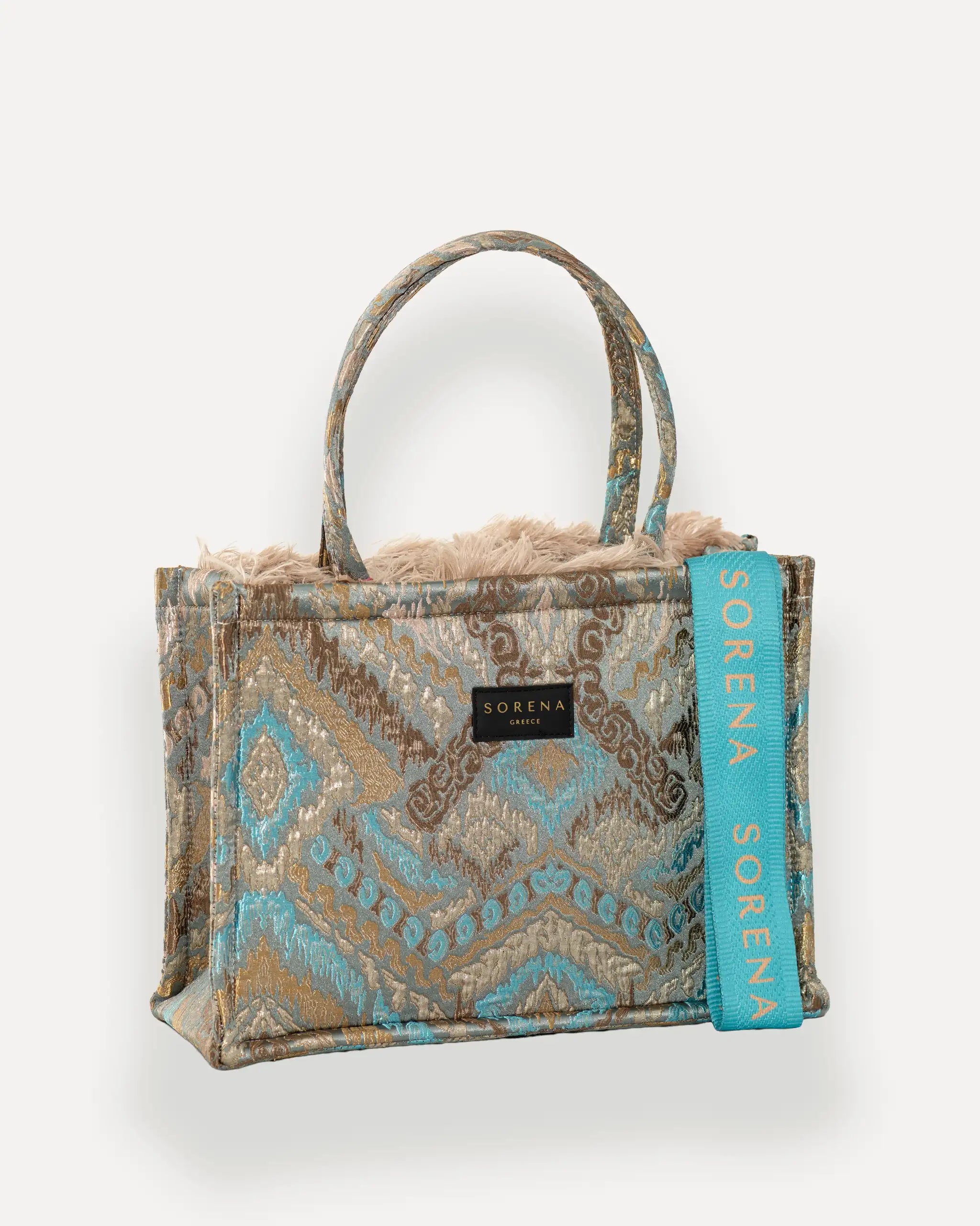 Female Model mit Sorena Greece Tote Bag rechtsseitig getragen – stylische tote bag mit Federoptik und strukturierter Oberfläche, perfekte handtasche für City-Looks, limitierte designer bags schweiz.