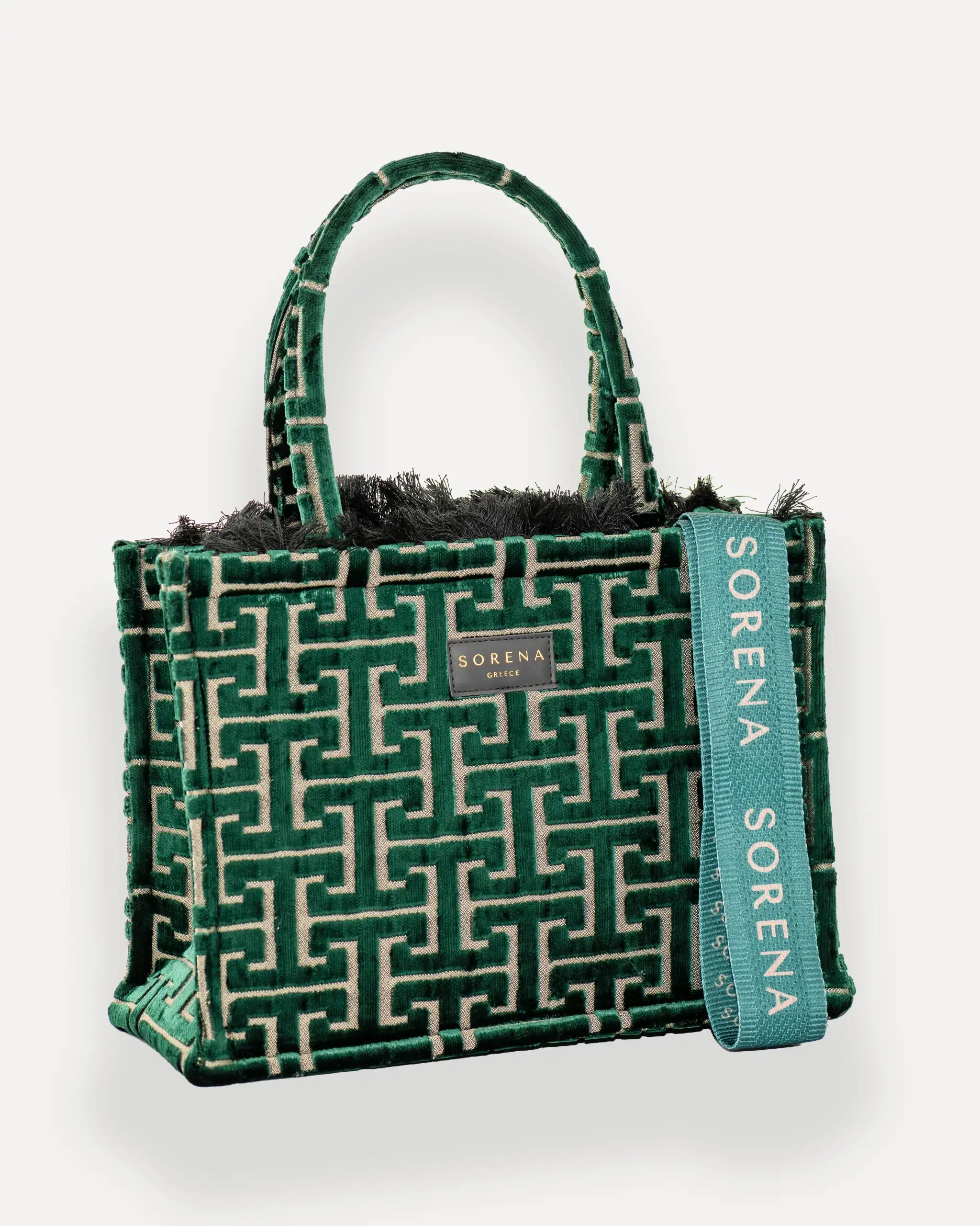 Female Model mit Sorena Greece Tote Bag rechtsseitig getragen – elegante tote bag mit geometrischem Muster und Branding, perfekte handtasche für stilbewusste Frauen, limitierte designer bags schweiz.