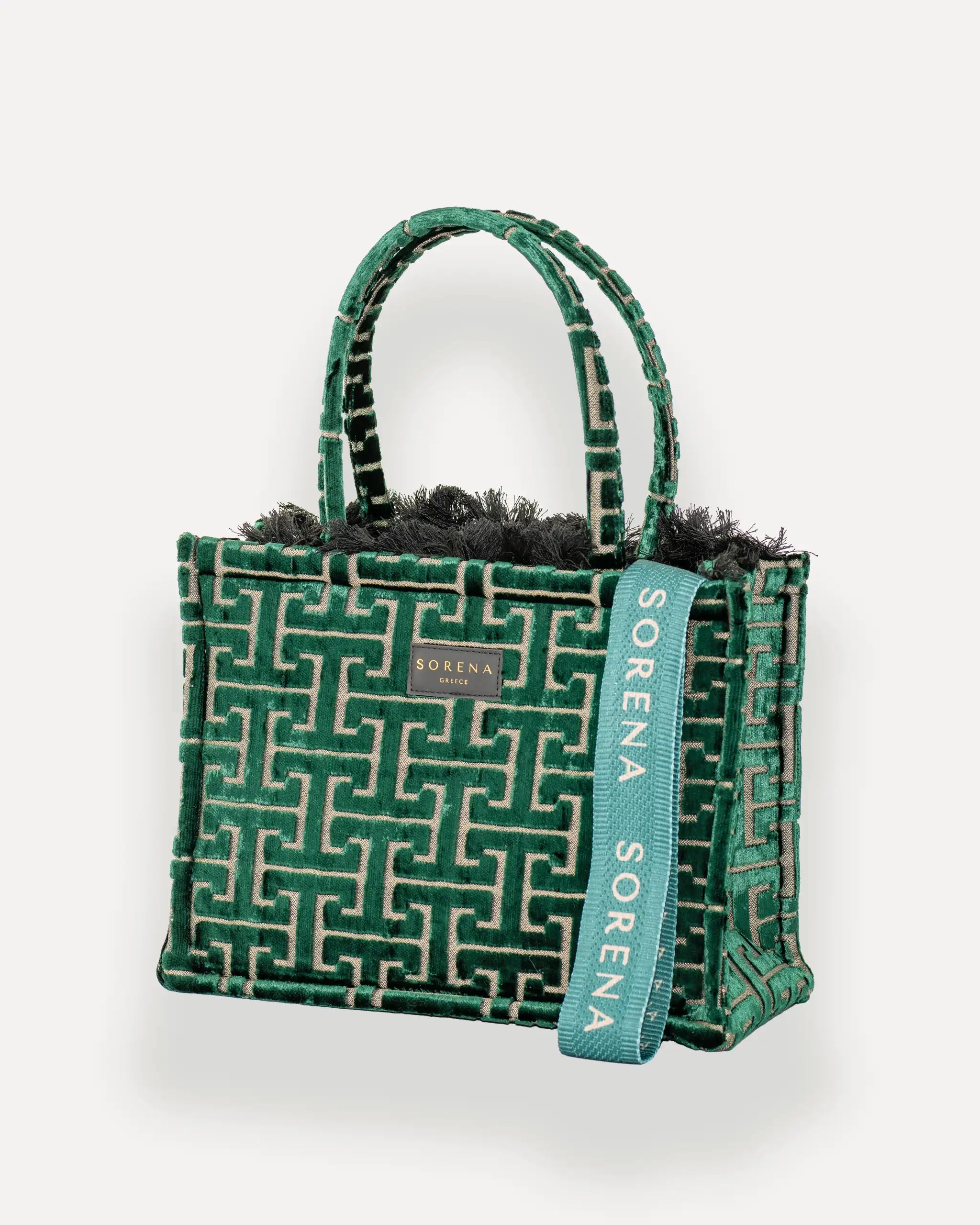 Sorena Greece Medium Tote Bag linksseitig getragen – grüne tasche mit Fransen und „SORENA“-Band, ideal als shopper bag für City-Looks, tasche für dinner und city looks.