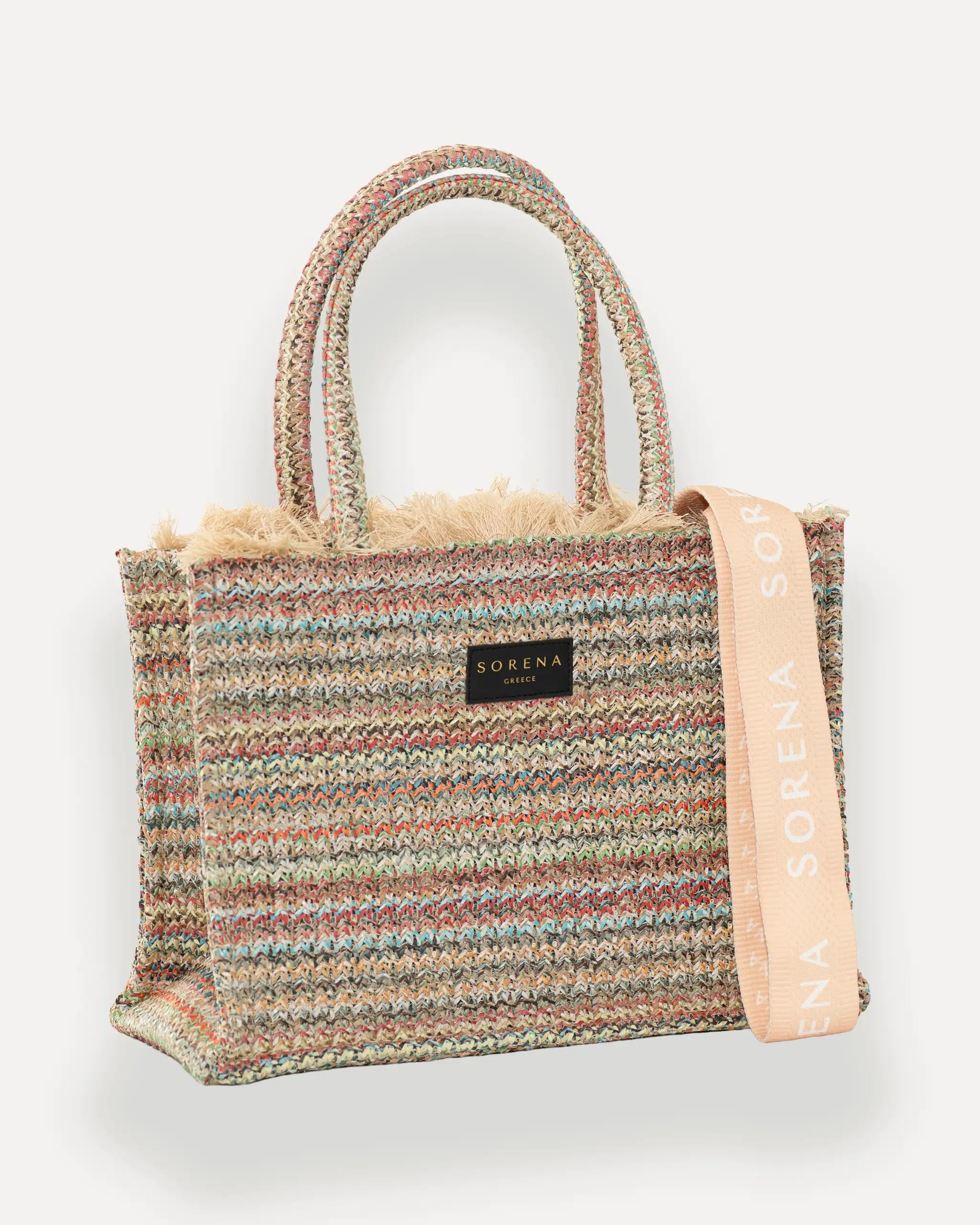 Female Model mit Sorena Greece Tote Bag rechtsseitig getragen – farbenfrohe shopper tasche mit Webstruktur und Branding, perfekte handtasche für stilbewusste Frauen, limitierte designer bags schweiz.