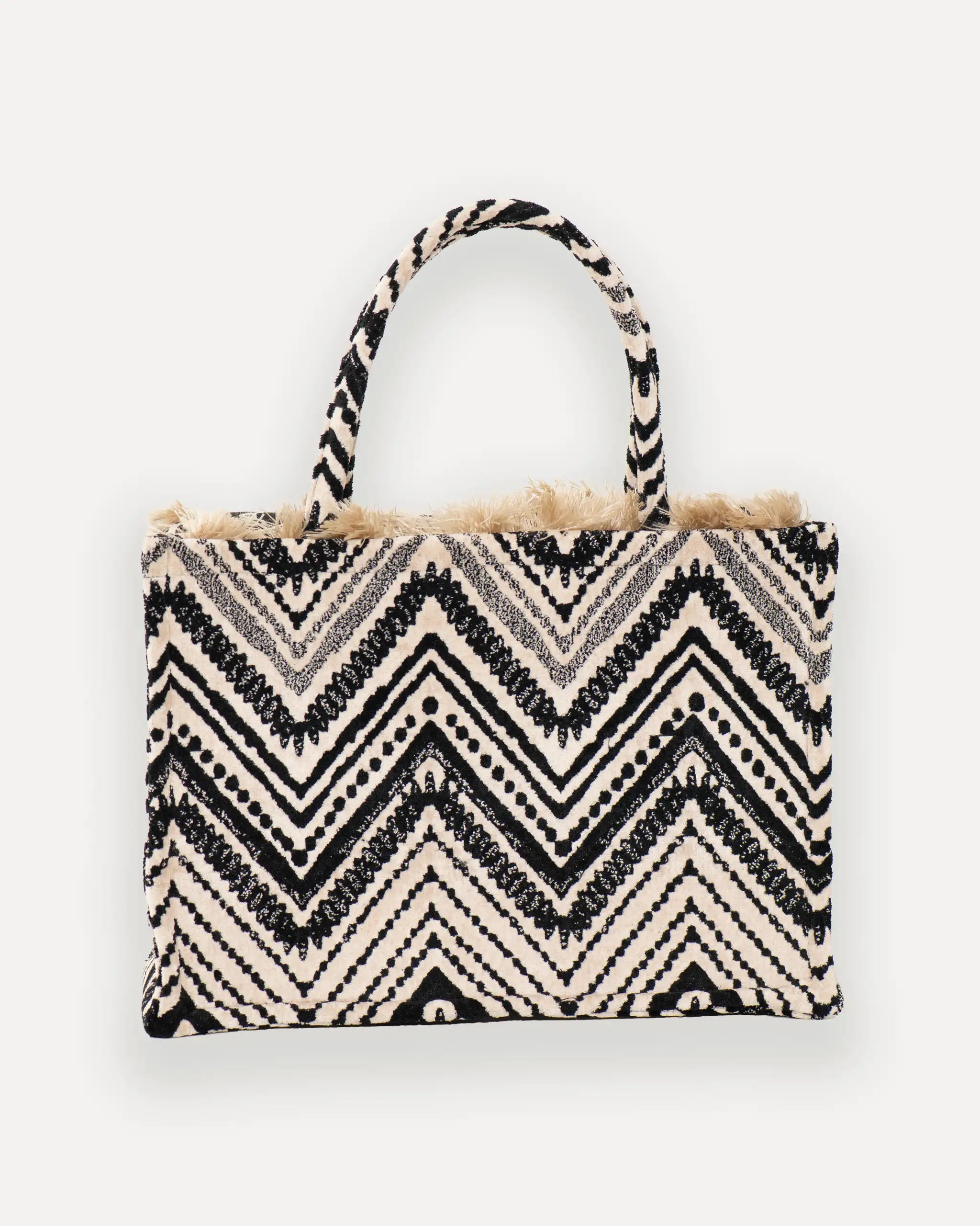 Rückansicht einer grossen SORENA tote bag mit Fransen und geometrischem Muster – vegane shopper tasche für Damen, handgemacht in Griechenland, jetzt bei SIMORA Schweiz erhältlich.