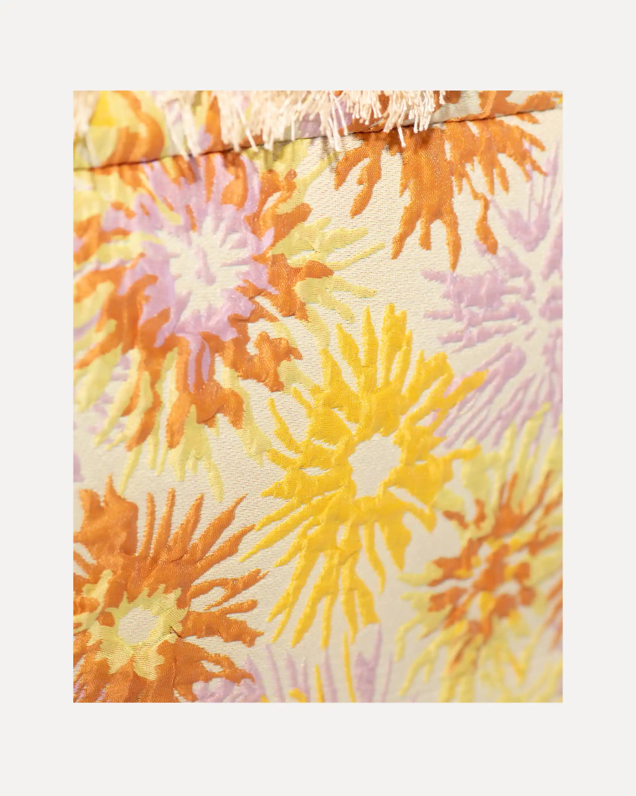 Detailansicht der Sorena Greece Tote Bag – strukturierte Oberfläche, Label „SORENA GREECE“, vertikales Band mit Branding, perfekte tote bag für Business & Freizeit, handtaschen damen mit Statement.