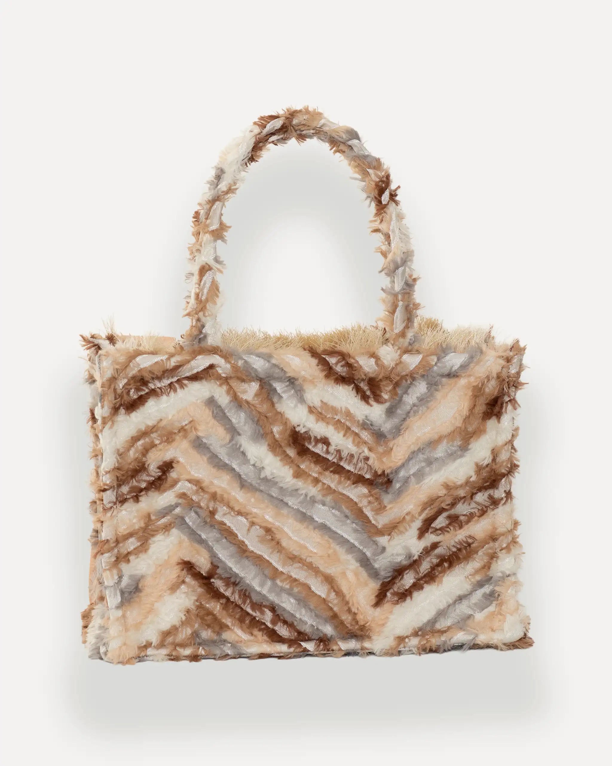 Rückansicht der Sorena Greece Medium Tote Bag – tote bag mit federartiger Chevron-Struktur in Beige und Braun, elegante shopper bag mit Federlook für Damen, bags schweiz mit mediterranem Flair.