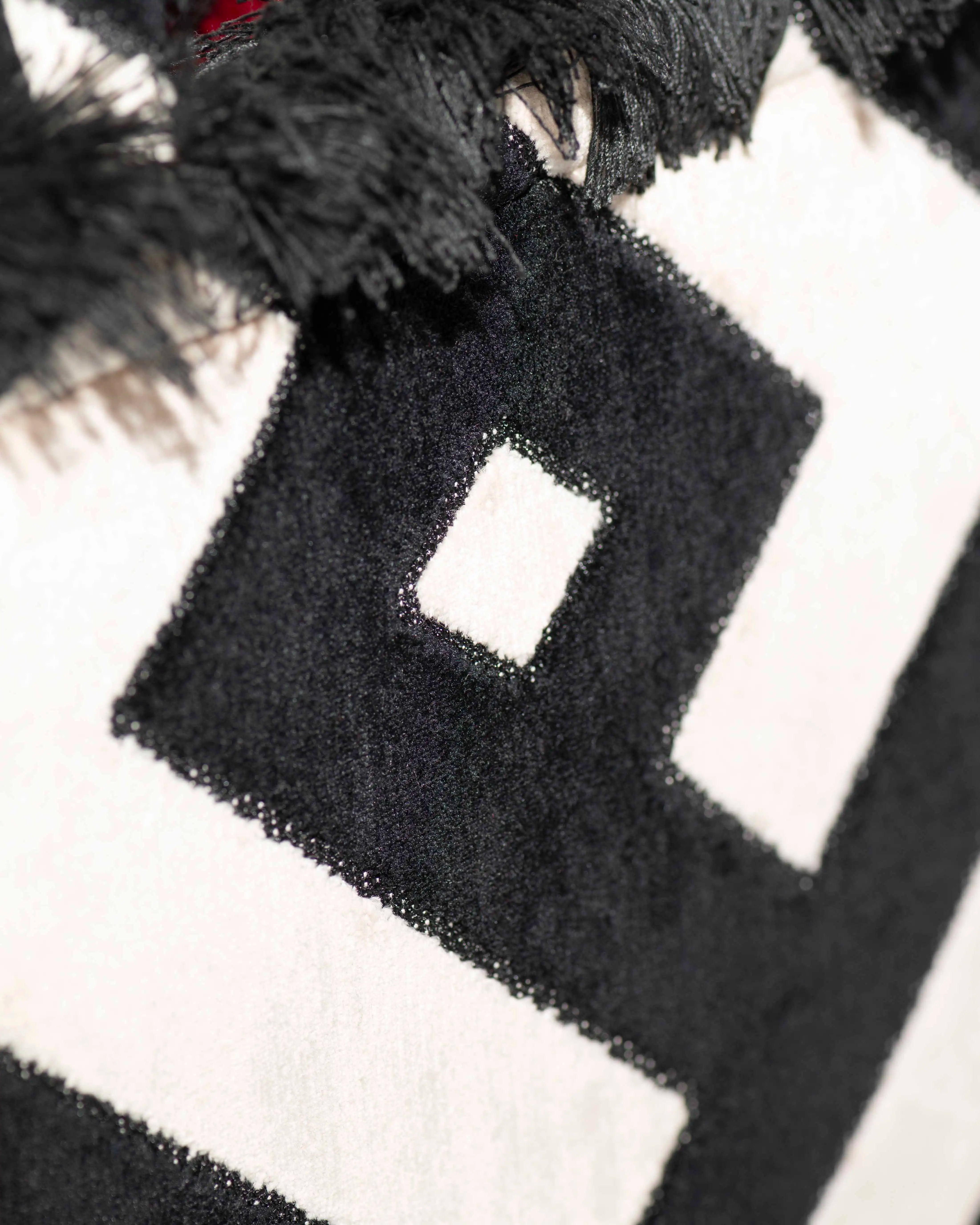 Detailansicht der Sorena Greece Large Tote Bag – strukturierte Oberfläche mit geometrischem Webmuster,  geometrische Struktur in Schwarz und weissperfekte tote bag für Business & Freizeit, tasche mit swiss trust und garantie.