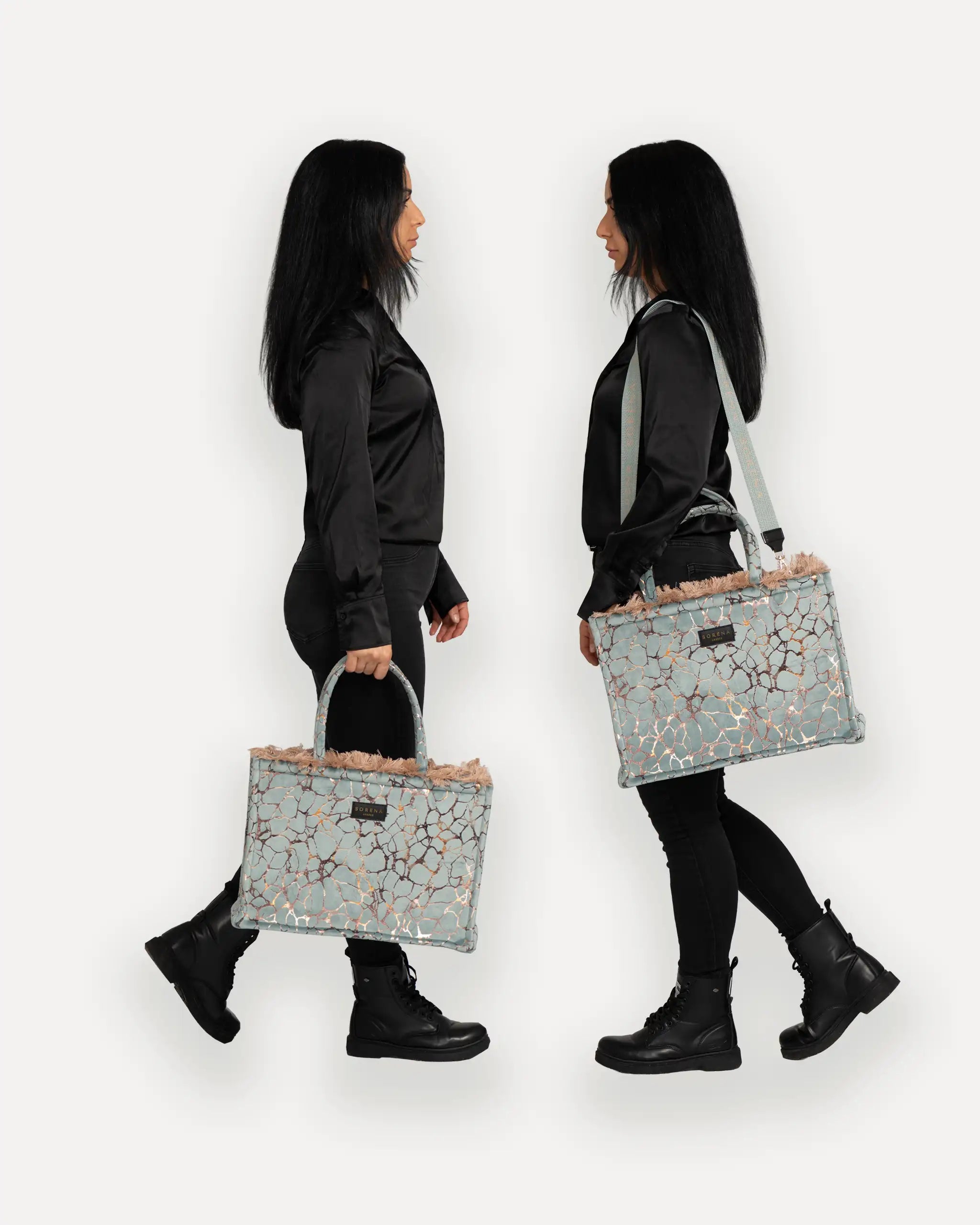 Zwei Modelle mit SORENA shopper bags – limitierte designer bags für Damen, handgemacht in Griechenland, jetzt online kaufen bei SIMORA Schweiz. Taschen mit Geschichte und Stil.