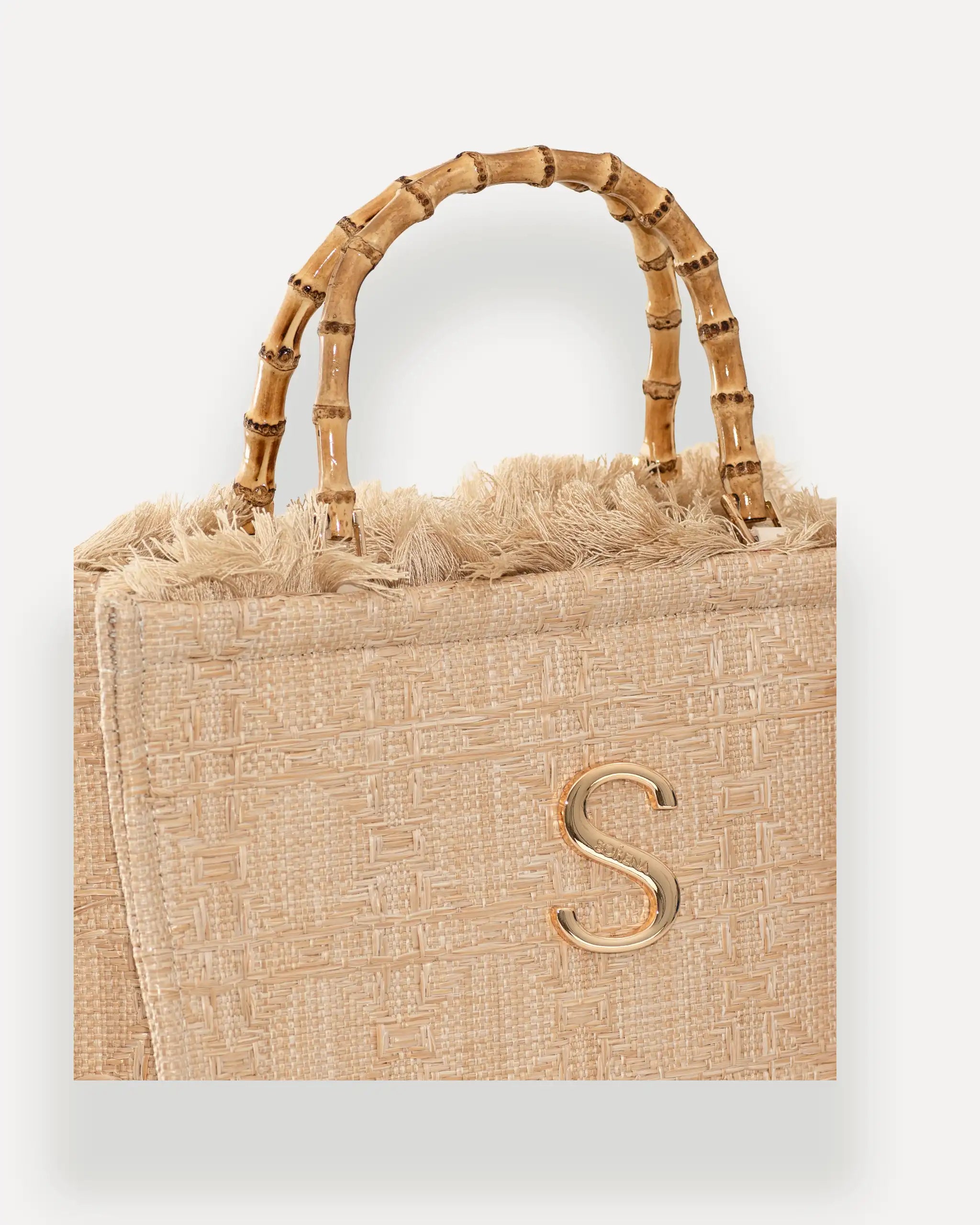 Detailansicht der Sorena Greece Tote Bag – strukturierte Oberfläche mit Naturmaterialien, Label „SORENA GREECE“, vertikales Band mit Branding, perfekte tote bag für Business & Freizeit, handtaschen damen mit Statement.