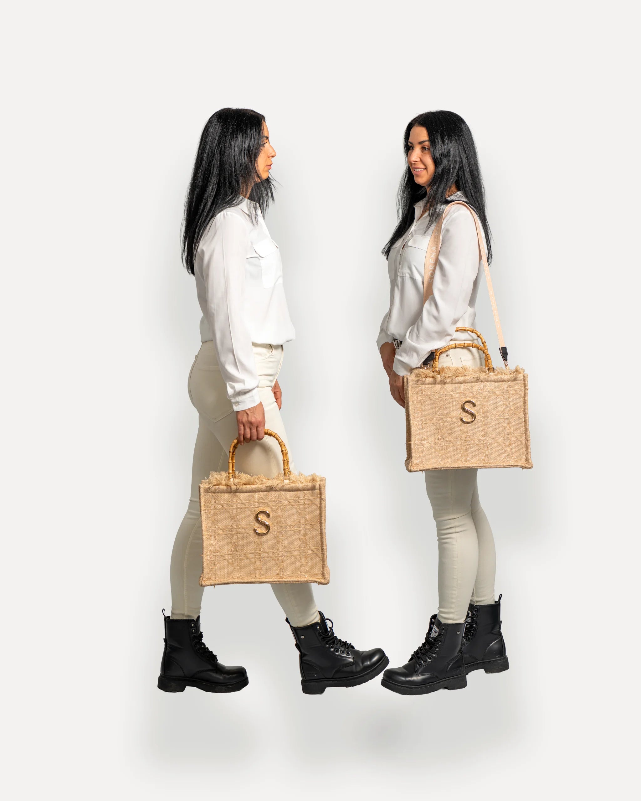 Sorena Greece Tote Bag in zentraler Pose – große tote bag mit Bambusgriffen und Branding, perfekte handtasche beige für Dinner & City, sorena greece bag kaufen schweiz.