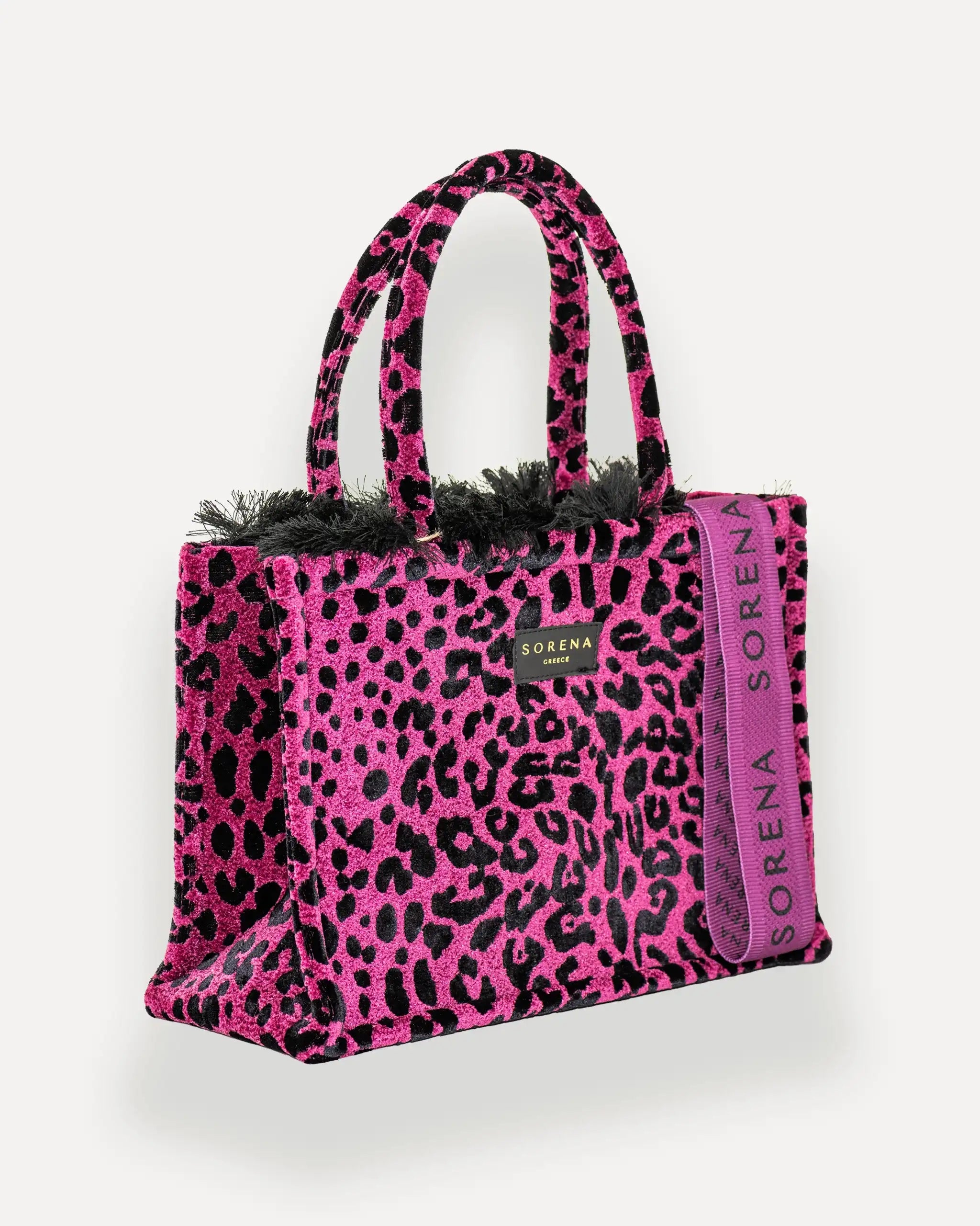  Female Model mit Sorena Greece Tote Bag rechtsseitig getragen – auffällige tote bag mit tiermuster in Magenta und Schwarz, perfekte handtasche für City-Looks, limitierte designer bags schweiz.