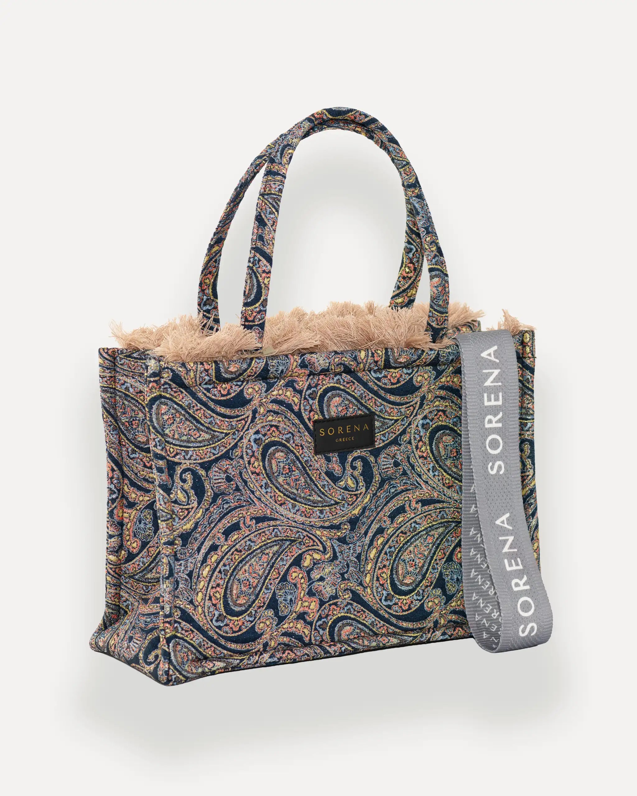 Female Model mit Sorena Classic Tote Bag rechtsseitig getragen – stylische tote bag mit klassischem Paisley-Design und Teddy-Optik, perfekte handtasche für City-Looks, limitierte designer bags schweiz.