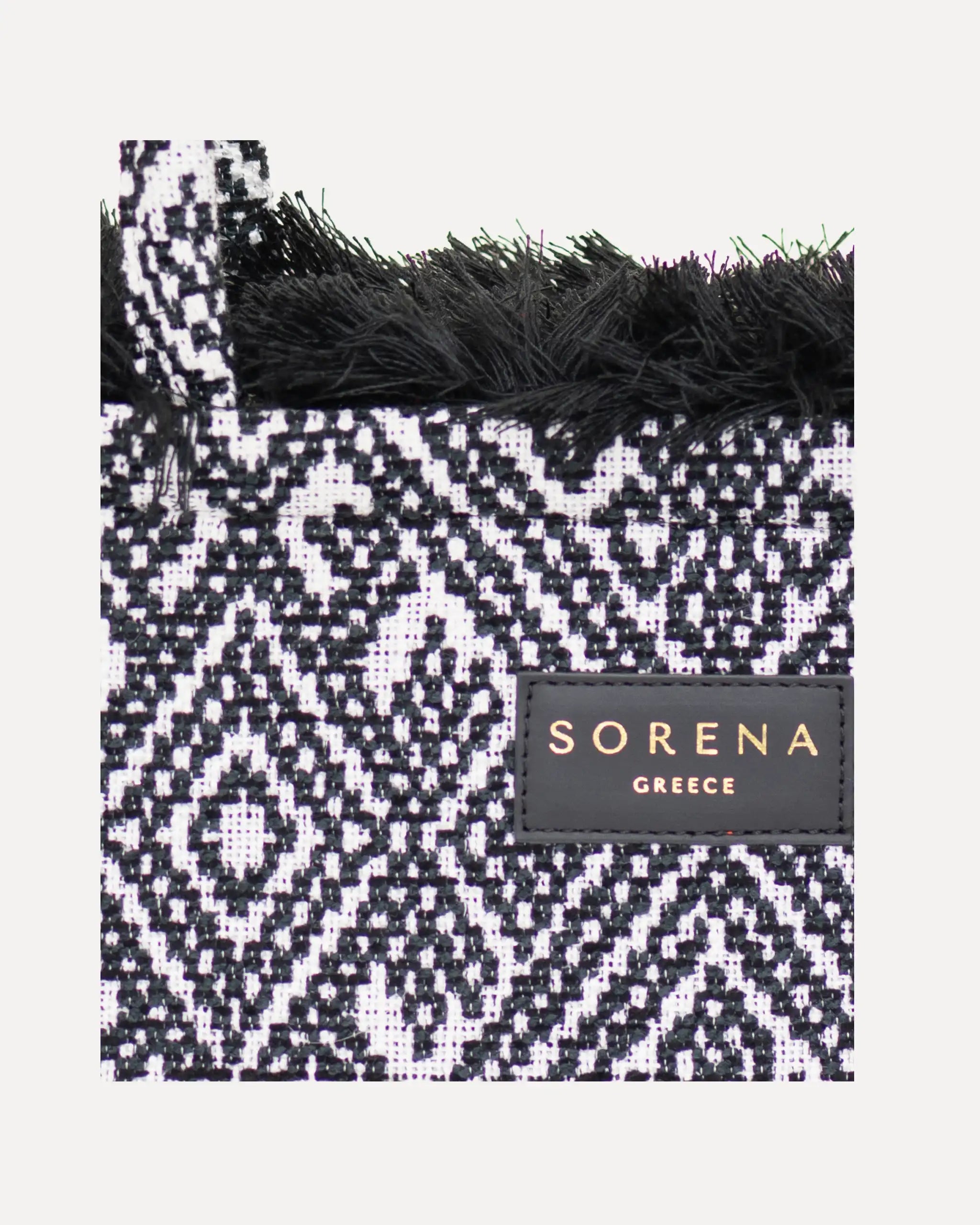 Detailansicht der Sorena Greece Tote Bag – strukturierte Oberfläche, Label „SORENA GREECE“, vertikales Band mit Branding, perfekte tote bag für Business & Freizeit, handtaschen damen mit Statement.