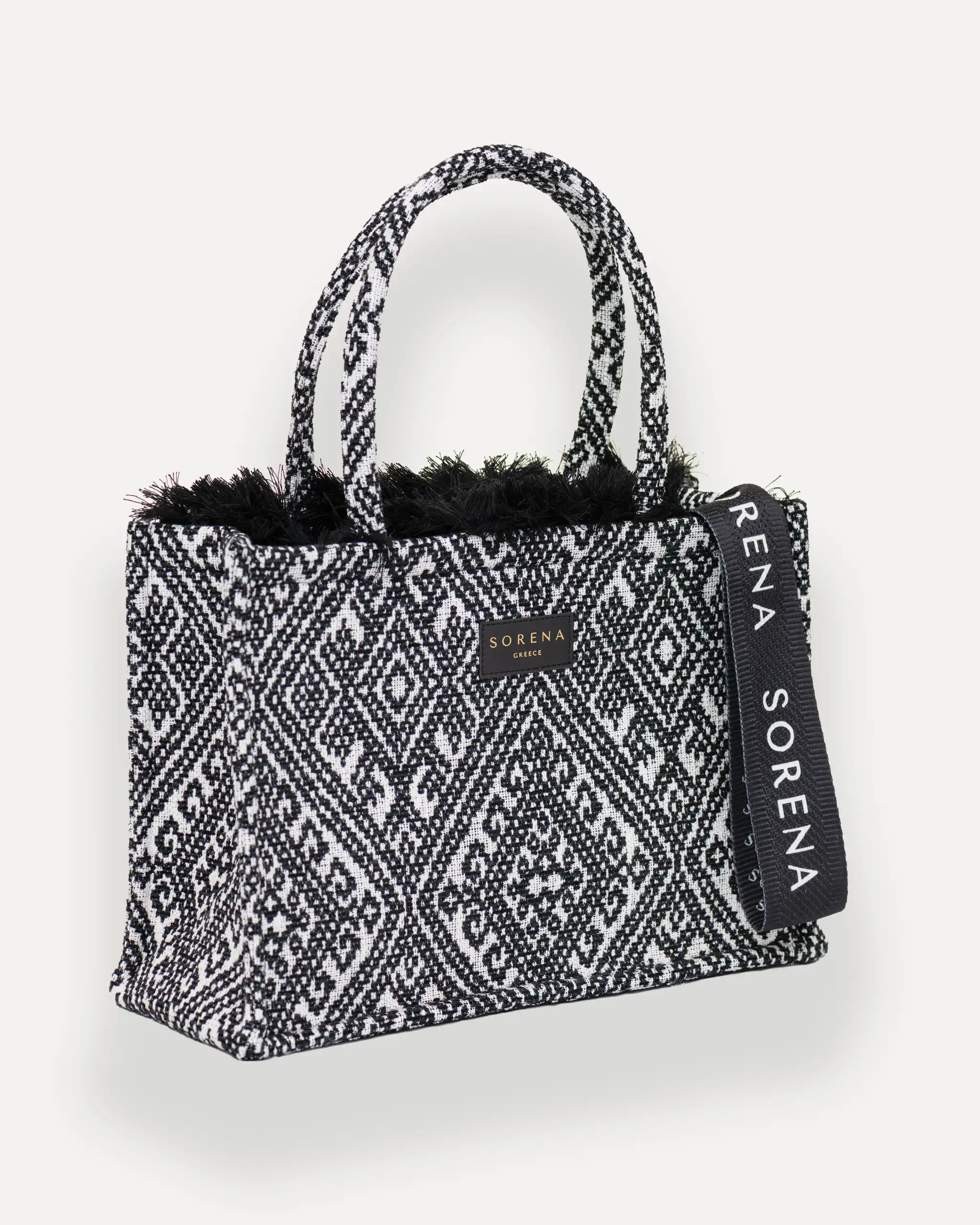 Female Model mit Sorena Greece Tote Bag rechtsseitig getragen – moderne shopper tasche mit Diamantmuster und Branding, perfekte handtasche für stilbewusste Frauen, limitierte designer bags schweiz.