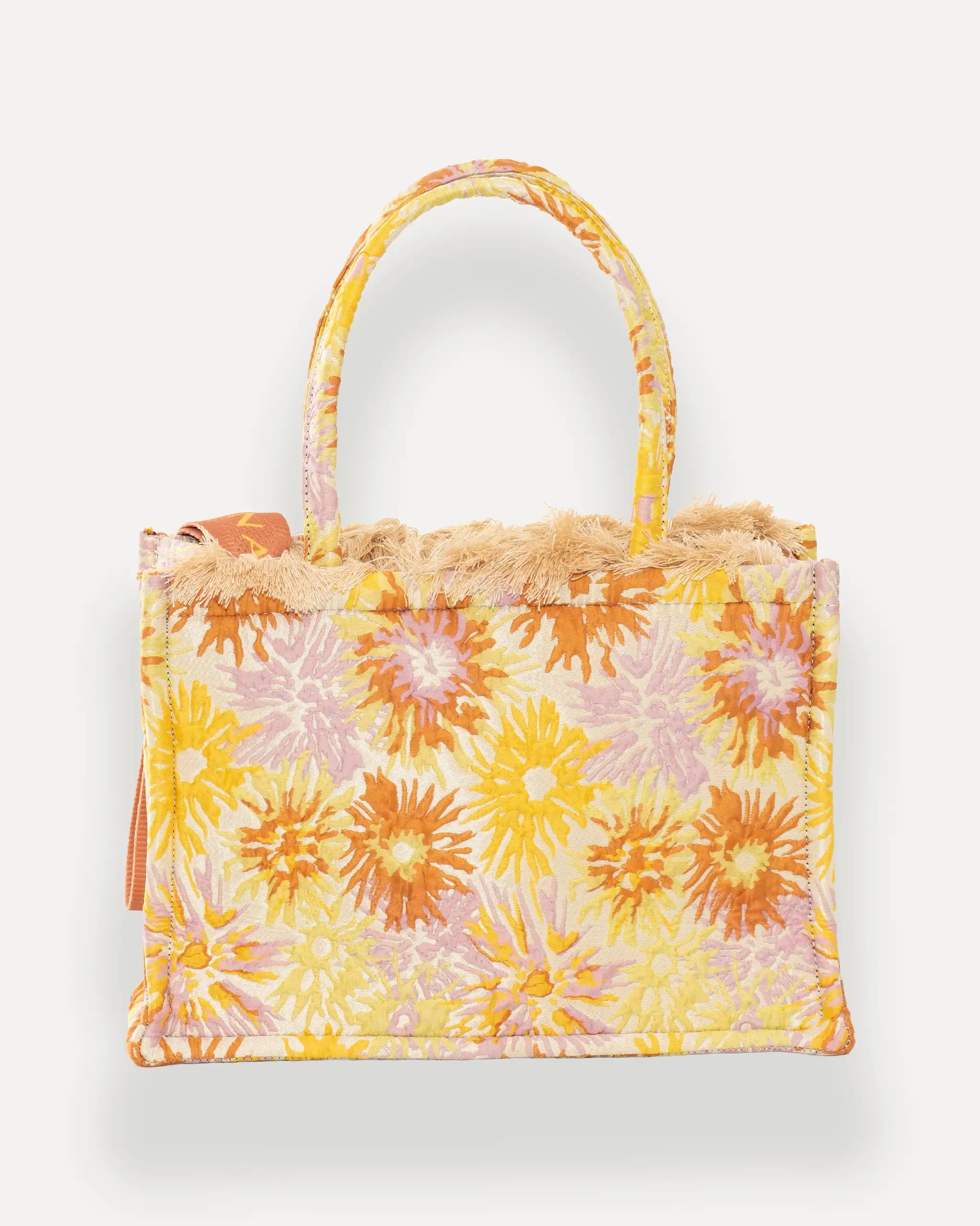 Rückansicht der Sorena Greece Medium Tote Bag – handgemachte shopper bag mit floralen Mustern und Fransen, stilvolle tote bag für Damen, bags schweiz mit mediterranem Flair.
