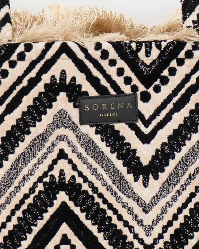 Detailaufnahme der SORENA shopper tasche – hochwertige Verarbeitung, veganes Material, mediterranes Muster. Premium tote bag für Damen mit Charakter und Struktur.