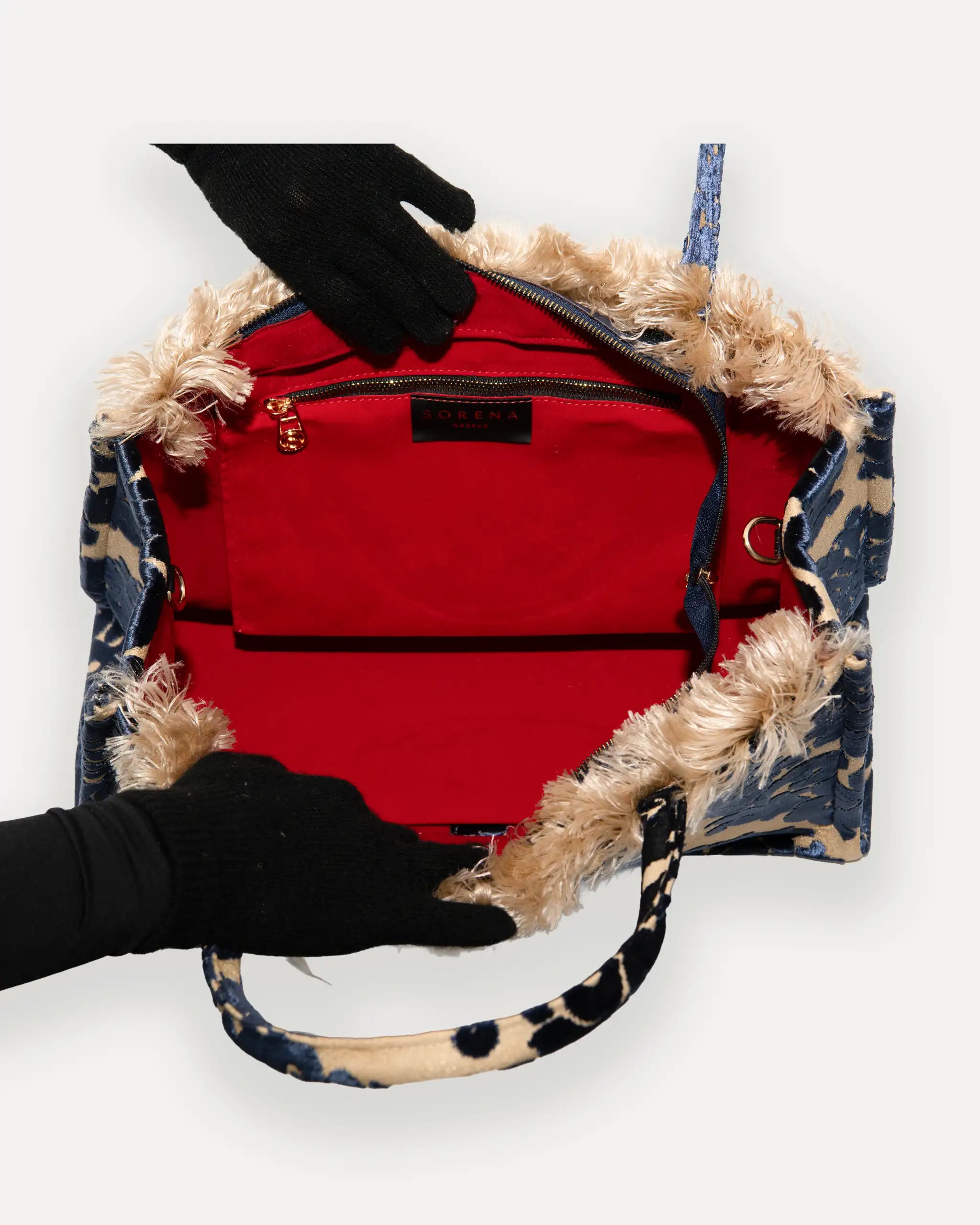 Innenansicht grosse Shopper Tasche SORENA large tote bag vegane Handtasche nachhaltig handgemacht Schweiz, rotes Samt im innenbereich mit einem Reissverschlussfach