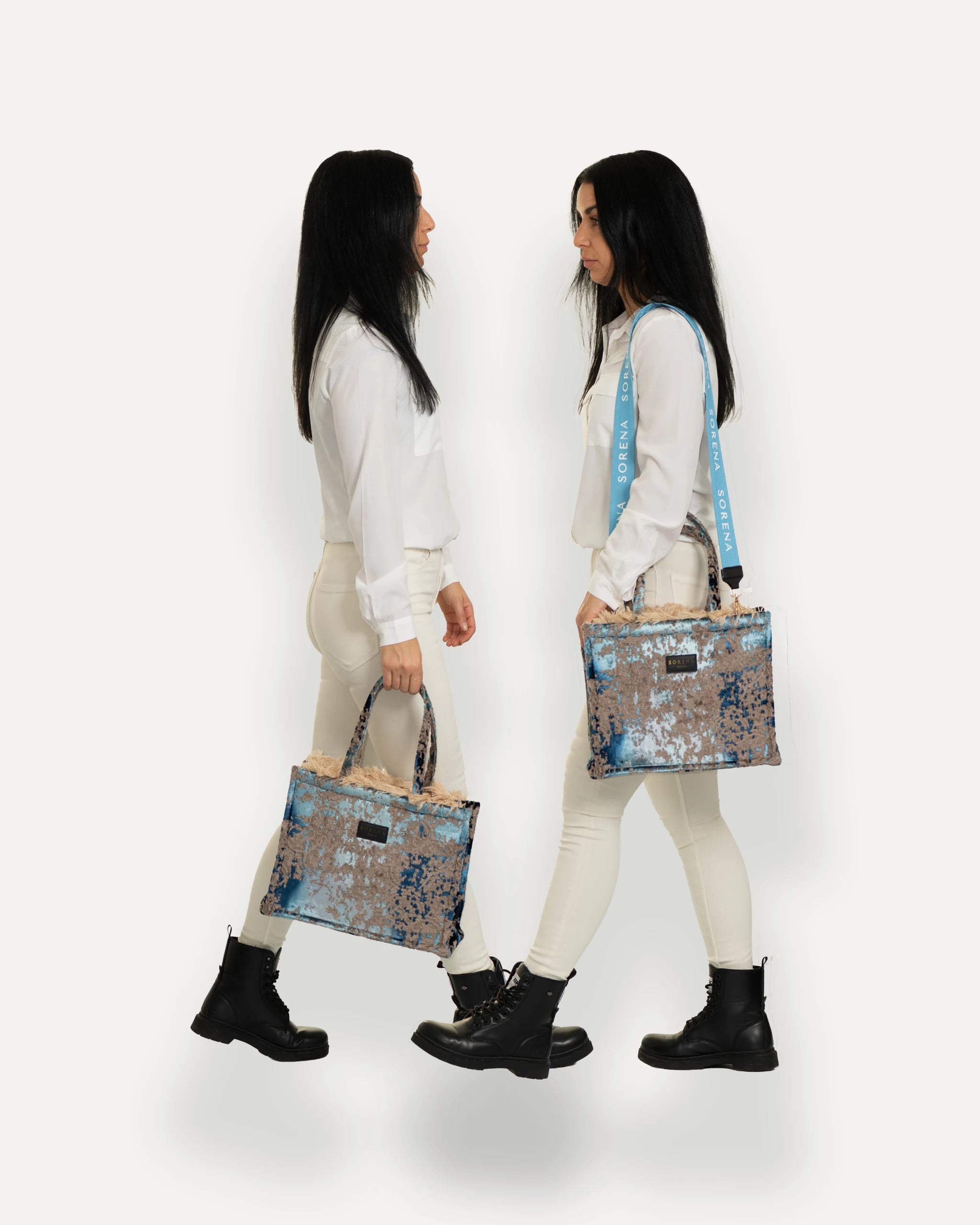 Sorena Greece Tote Bag in zentraler Pose – große tote bag mit abstraktem Muster, Label und Branding, perfekte handtasche für Dinner & City, sorena greece bag kaufen schweiz.