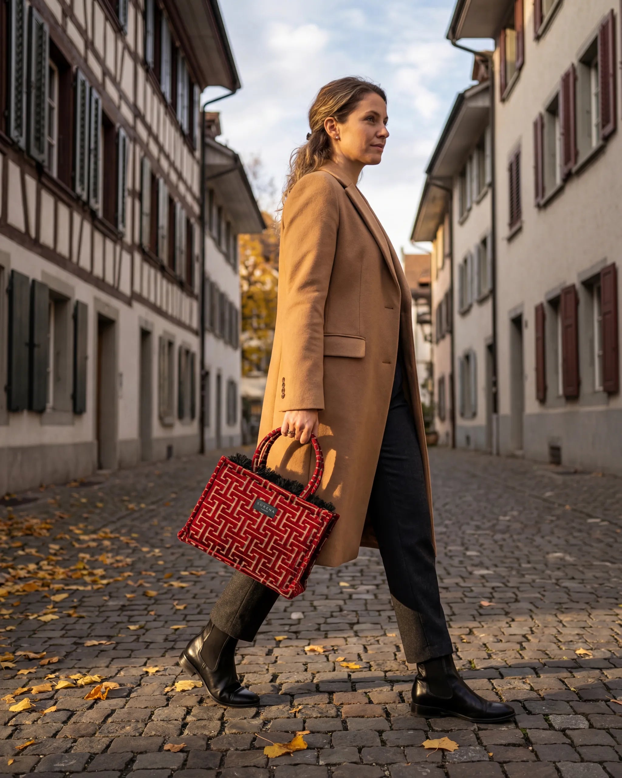 Model läuft mit handgemachter, veganer und nachhaltiger Sorena Greece Tasche durch die Strasse.