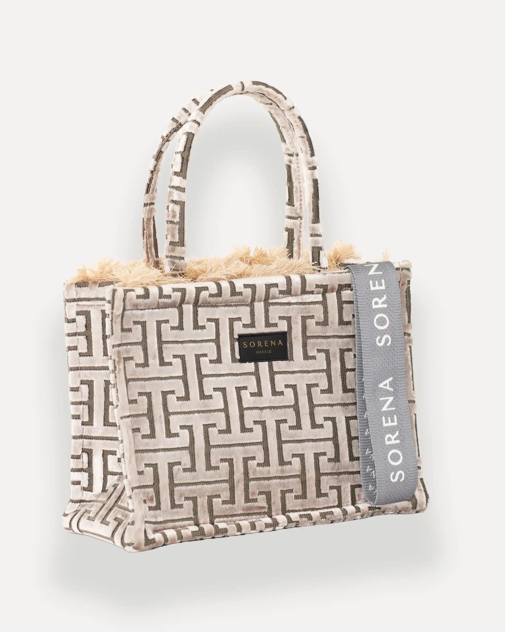 Female Model mit Sorena Greece Tote Bag rechtsseitig getragen – elegante teddy tasche mit Label und Branding, ideale handtasche beige für herbstliche City-Looks, limitierte designer bags schweiz.
