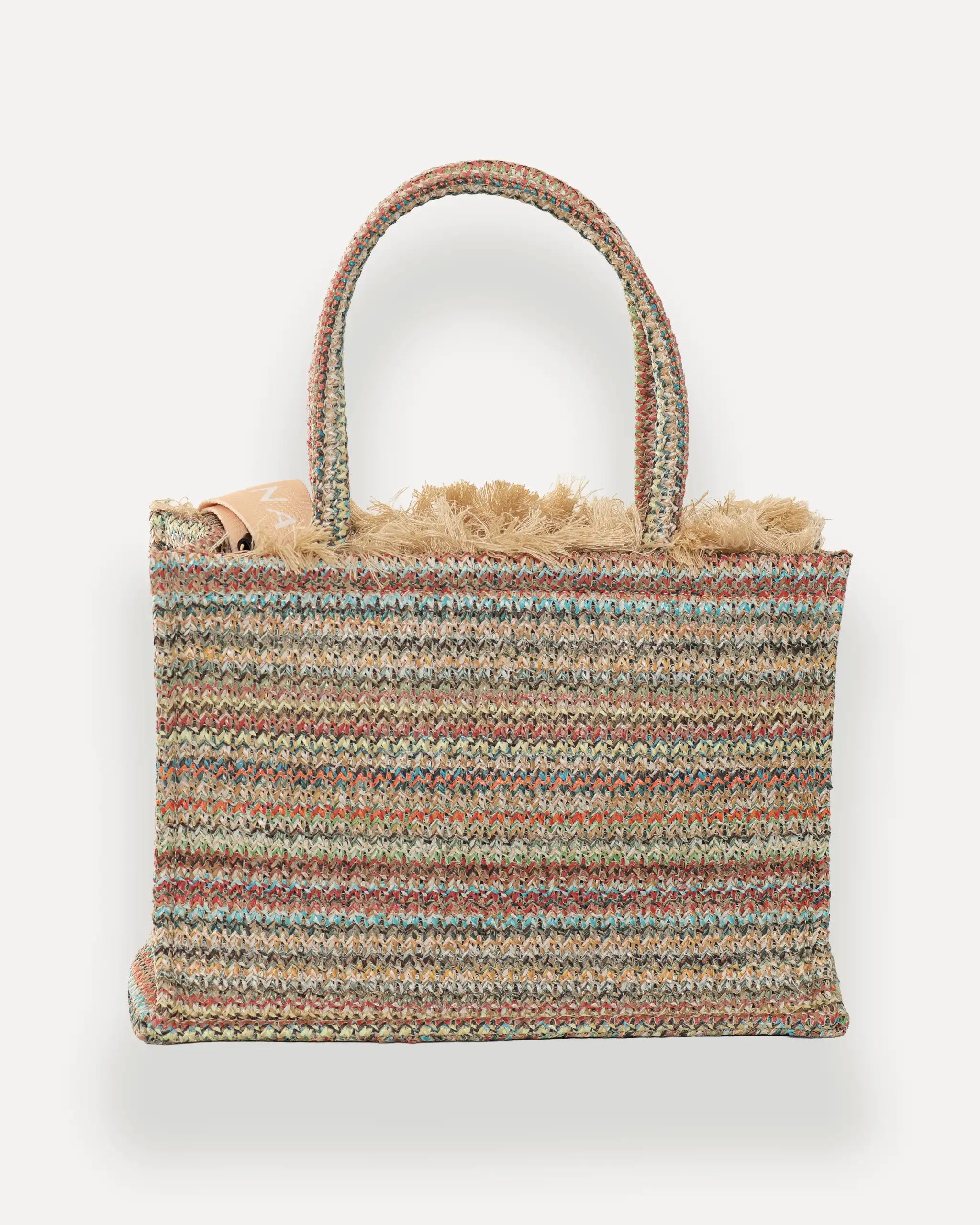 Rückansicht der Sorena Greece Medium Tote Bag – handgemachte shopper bag mit multicolor Webmuster und Fransen, stilvolle tote bag für Damen, bags schweiz mit mediterranem Flair.