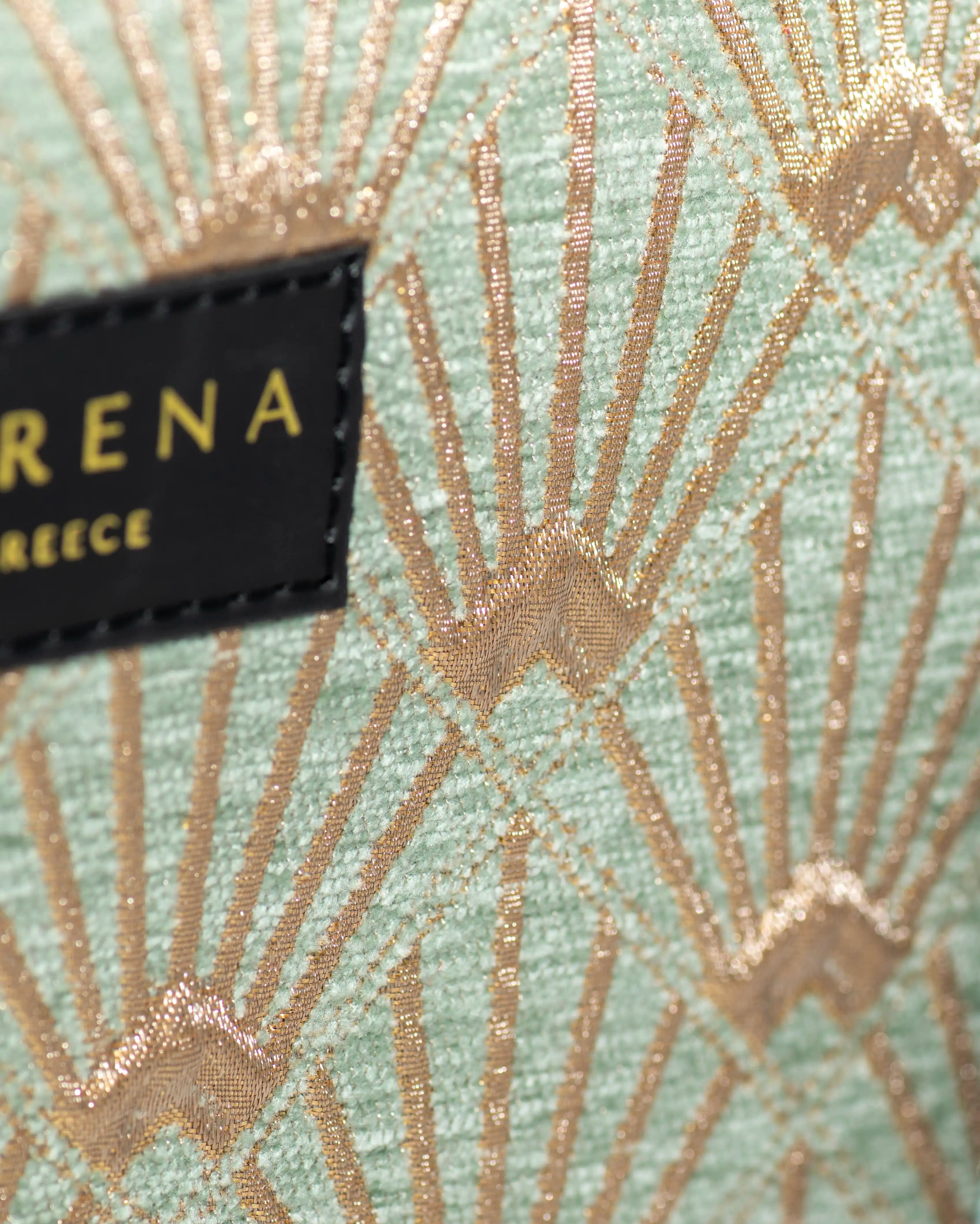 Detailansicht der Sorena Greece Tote Bag – strukturierte Oberfläche, Label „SORENA GREECE“, vertikales Band mit Branding, perfekte tote bag für Business & Freizeit, handtaschen damen mit Statement.