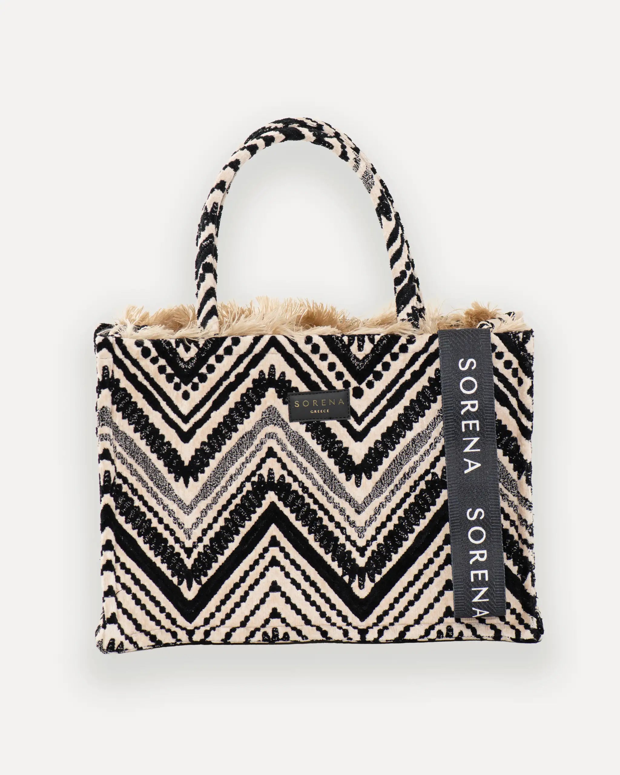 Frontalansicht der SORENA tote bag mit Logo und Fransen – grosse vegane tasche für Damen, ideal als shopper bag für Alltag, Reisen und Büro. Nachhaltig, stilvoll, sofort lieferbar.