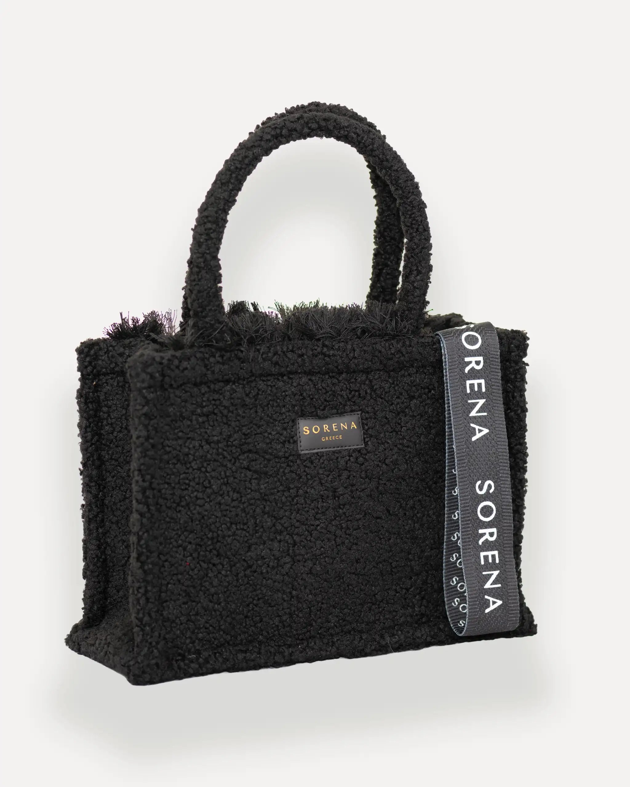 Female Model mit Sorena Greece Tote Bag rechtsseitig getragen – elegante teddy tasche mit Label und Branding, ideale handtasche für winterliche City-Looks, limitierte designer bags schweiz.