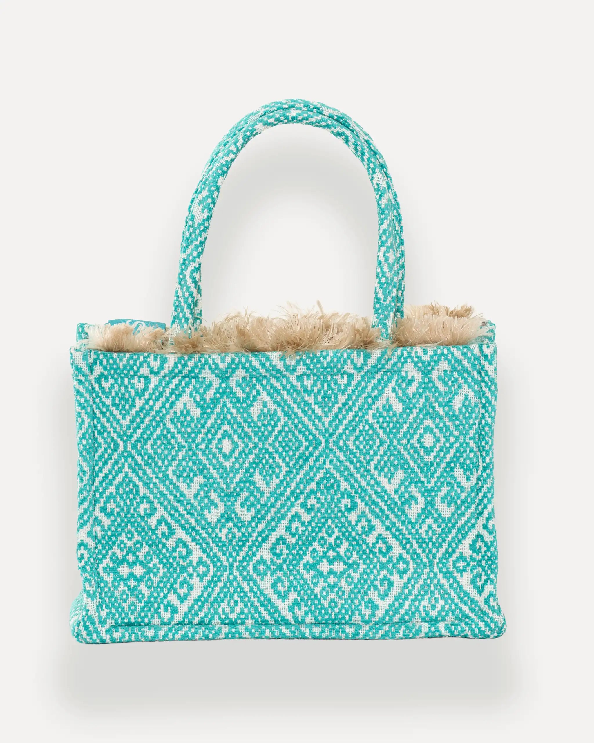 Rückansicht der Sorena Greece Medium Tote Bag – handgemachte shopper bag mit türkis-weißem Muster und Fransen, stilvolle tote bag für Damen, bags schweiz mit mediterranem Flair.