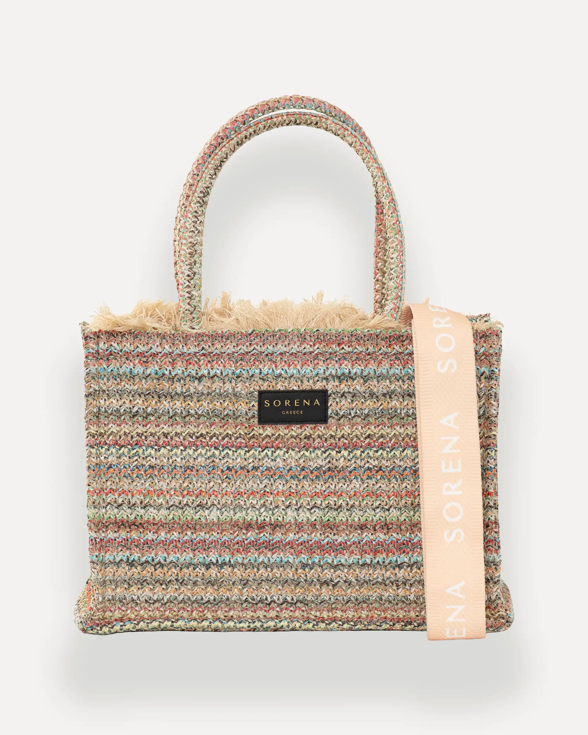 Frontansicht der Sorena Greece Medium Tote Bag – multicolor Webmuster, Fransen, Label und vertikales Branding sichtbar, hochwertige shopper tasche damen schweiz mit Designfokus.