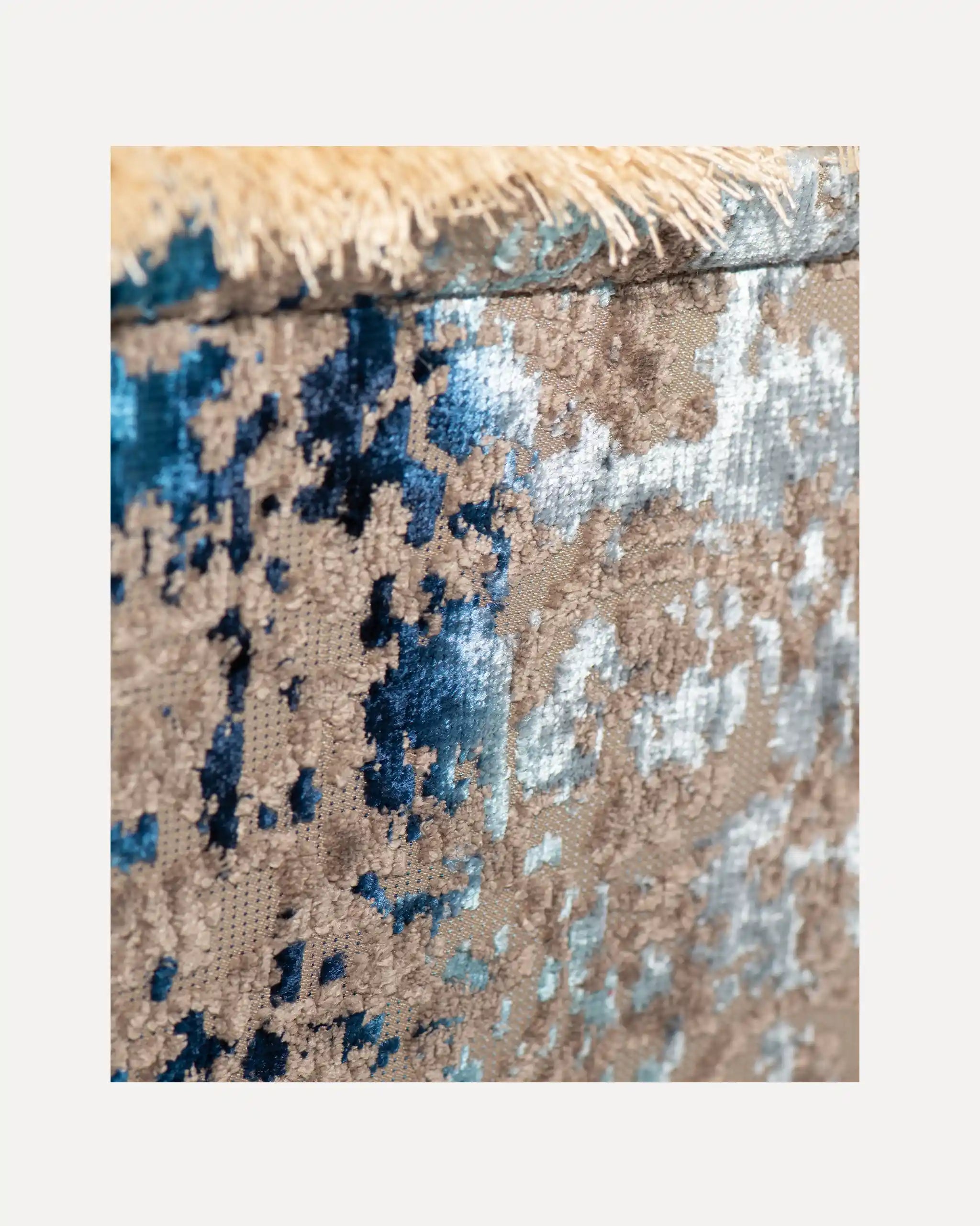 Detailansicht der Sorena Greece Tote Bag – strukturierte Oberfläche, Label „SORENA GREECE“, vertikales Band mit Branding, perfekte tote bag für Business & Freizeit, handtaschen damen mit Statement.