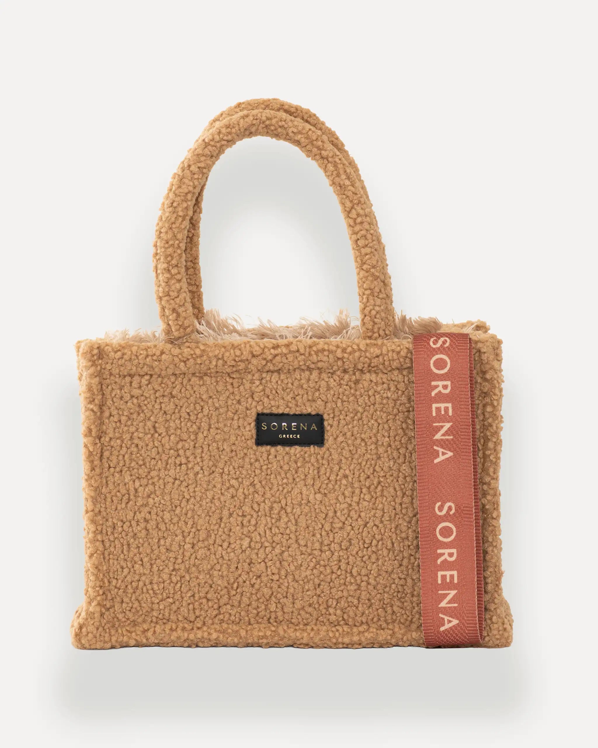 Frontansicht der Sorena Greece Medium Tote Bag – camelfarbene teddy-Oberfläche, Label und rosa-braunes Branding sichtbar, hochwertige shopper tasche damen schweiz für Winter-Looks.