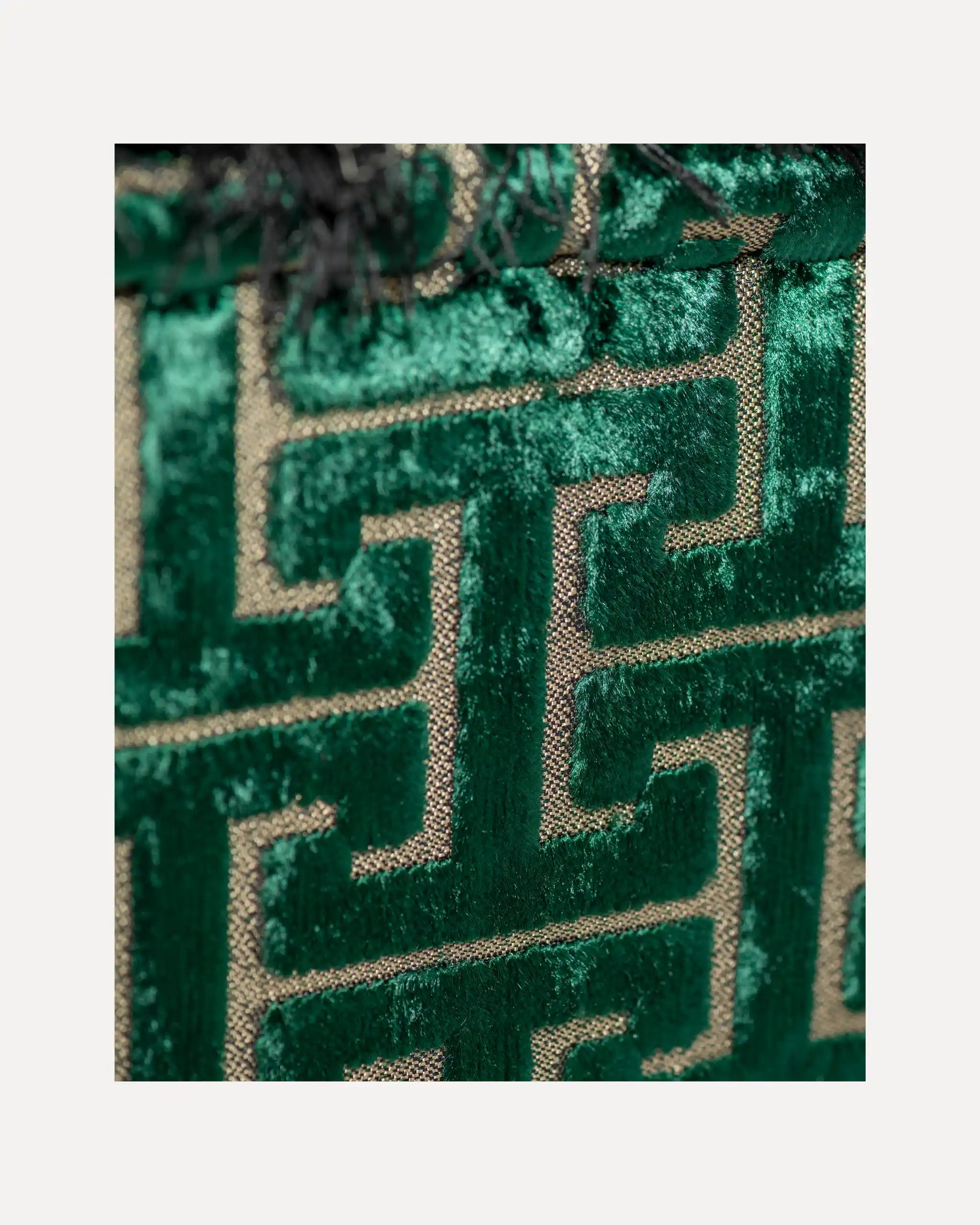 Detailansicht der Sorena Greece Tote Bag – strukturierte Oberfläche mit geometrischem Webmuster, Label „SORENA GREECE“, vertikales Band mit Branding, perfekte tote bag für Business & Freizeit, handtaschen damen mit Statement.