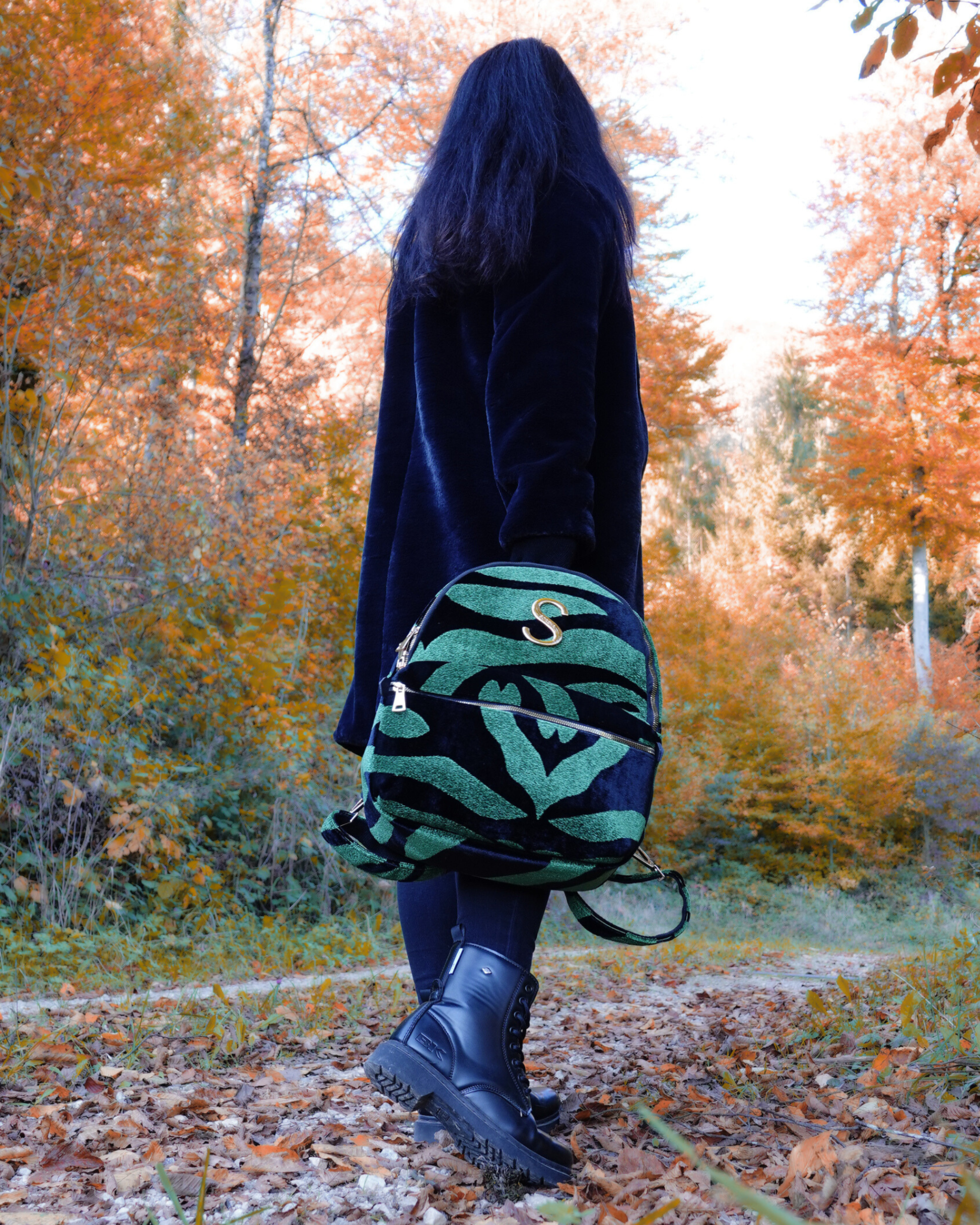 Model trägt handgemachten SORENA-Rucksack in grün-schwarz-gold – stilvolles, nachhaltiges Accessoire aus dem SIMORA-Shop