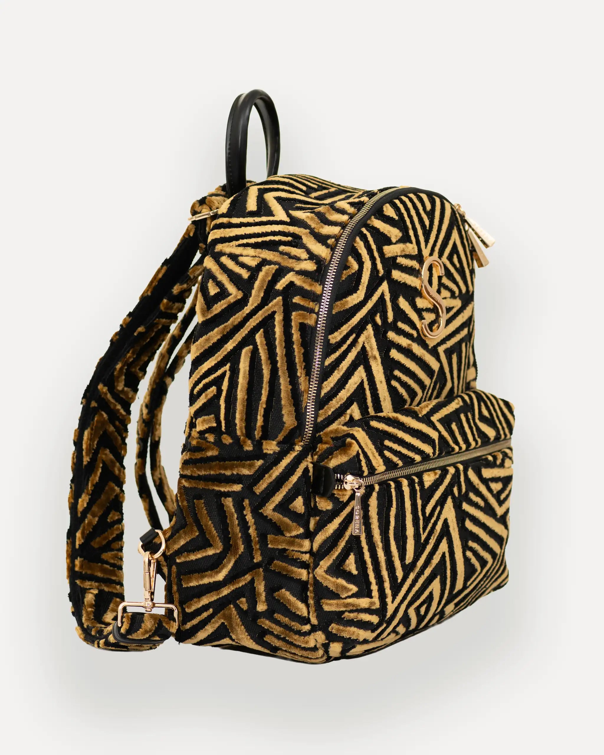 Seitenansicht rechts des SORENA Rucksacks mit goldener Hardware – rucksack kaufen schweiz, ideal als tagesrucksack für Damen mit Stil und Funktion. Nachhaltige rucksäcke mit Charakter.