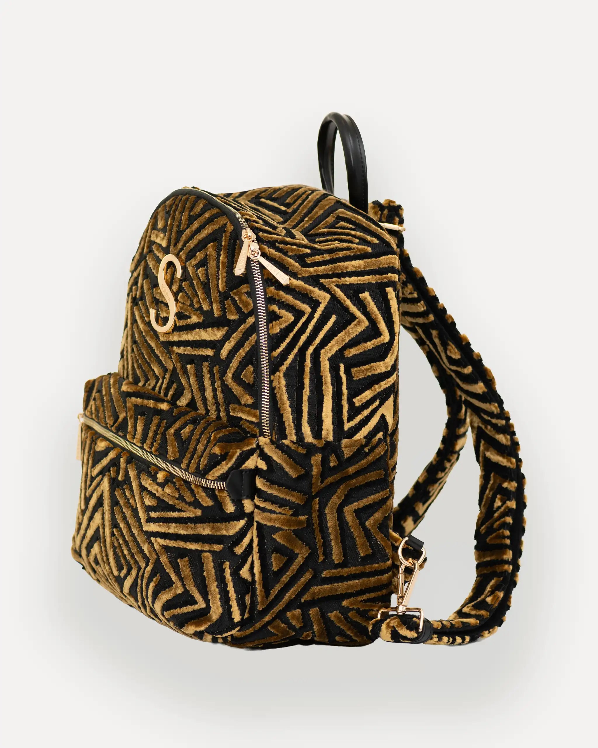 Linke Seitenansicht des SORENA Rucksacks mit samtigem Stoff und geometrischem Muster – rucksack aus samt handgemacht schweiz, perfekt für stilbewusste Frauen.