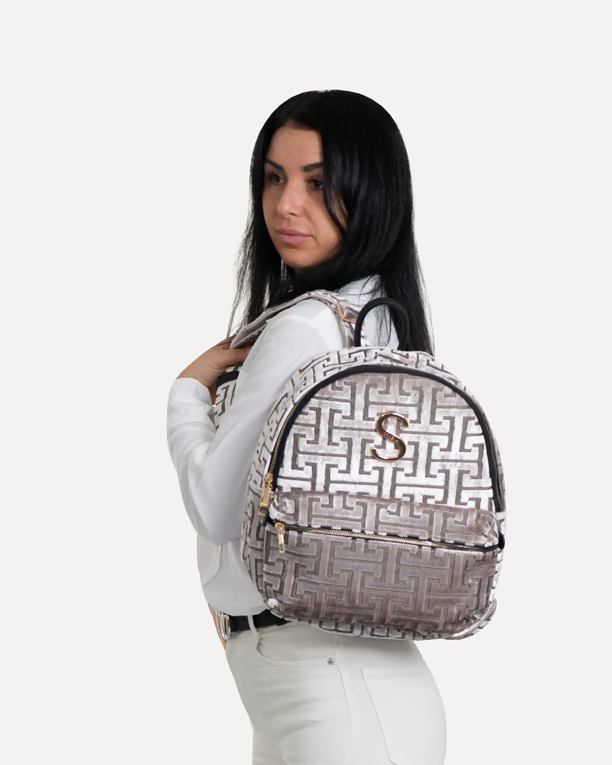 Model mit SORENA Rucksack seitlich getragen – stylischer rucksack für Damen, nachhaltig und handgemacht. Ideal für Office, Reisen und Freizeit.