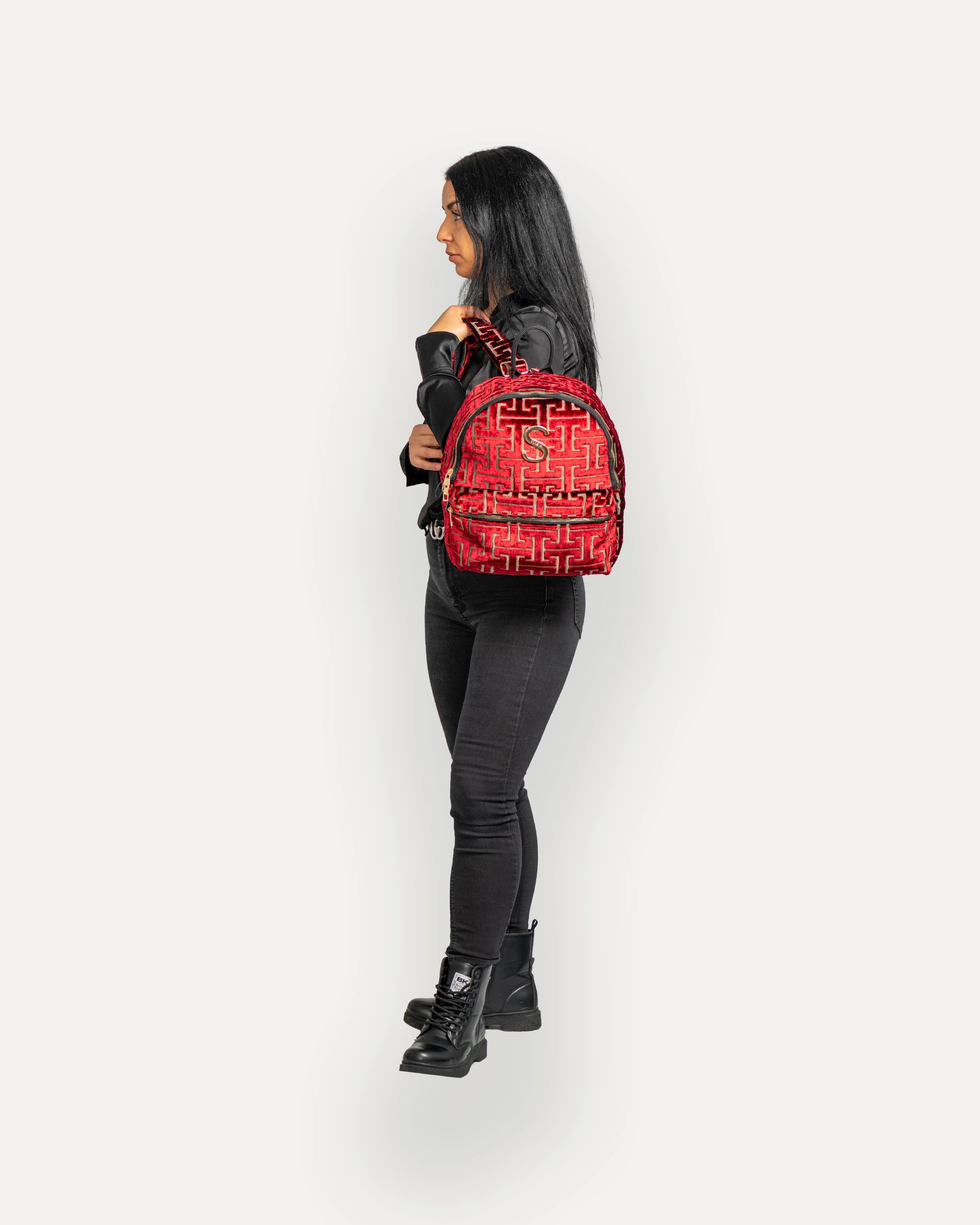 Model trägt SORENA Rucksack seitlich – veganer rucksack damen mit goldener Applikation, ideal für City Looks, Office und Freizeit. Rucksack damen trend mit mediterranem Design.