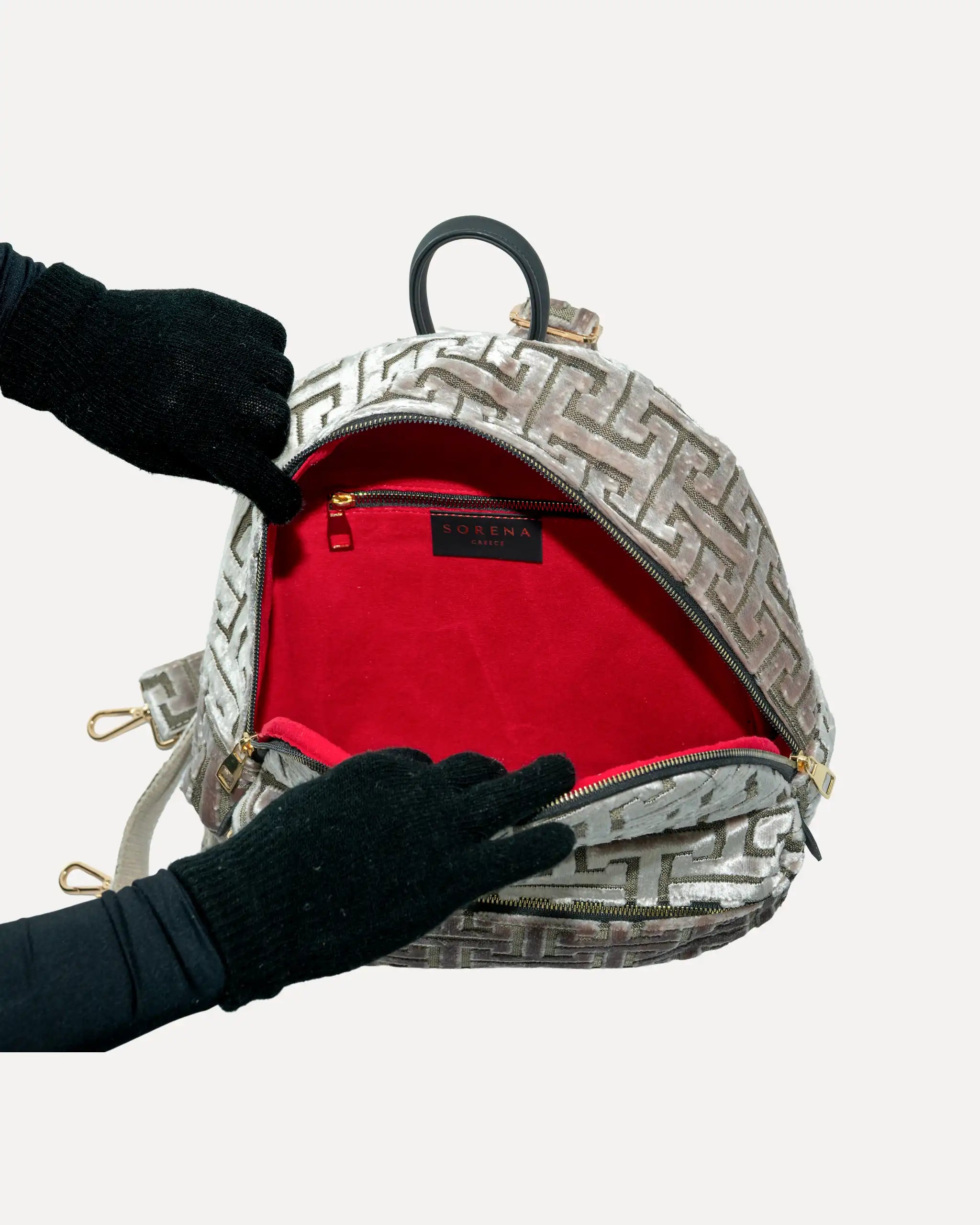 Innenleben des SORENA Rucksacks mit rotem Samt und Reissverschlussfach – nachhaltiger rucksack für Damen, handgemacht in Europa, ideal für Alltag und Business.