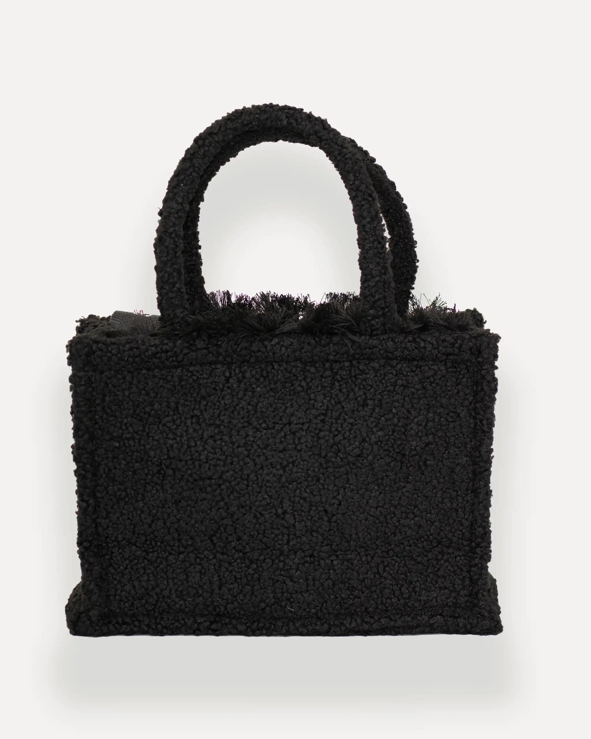 Rückansicht der Sorena Greece Medium Tote Bag – flauschige shopper bag in teddy-Optik mit schwarzer Bouclé-Struktur, perfekte tote bag für Damen im Winter, bags schweiz mit mediterranem Flair.