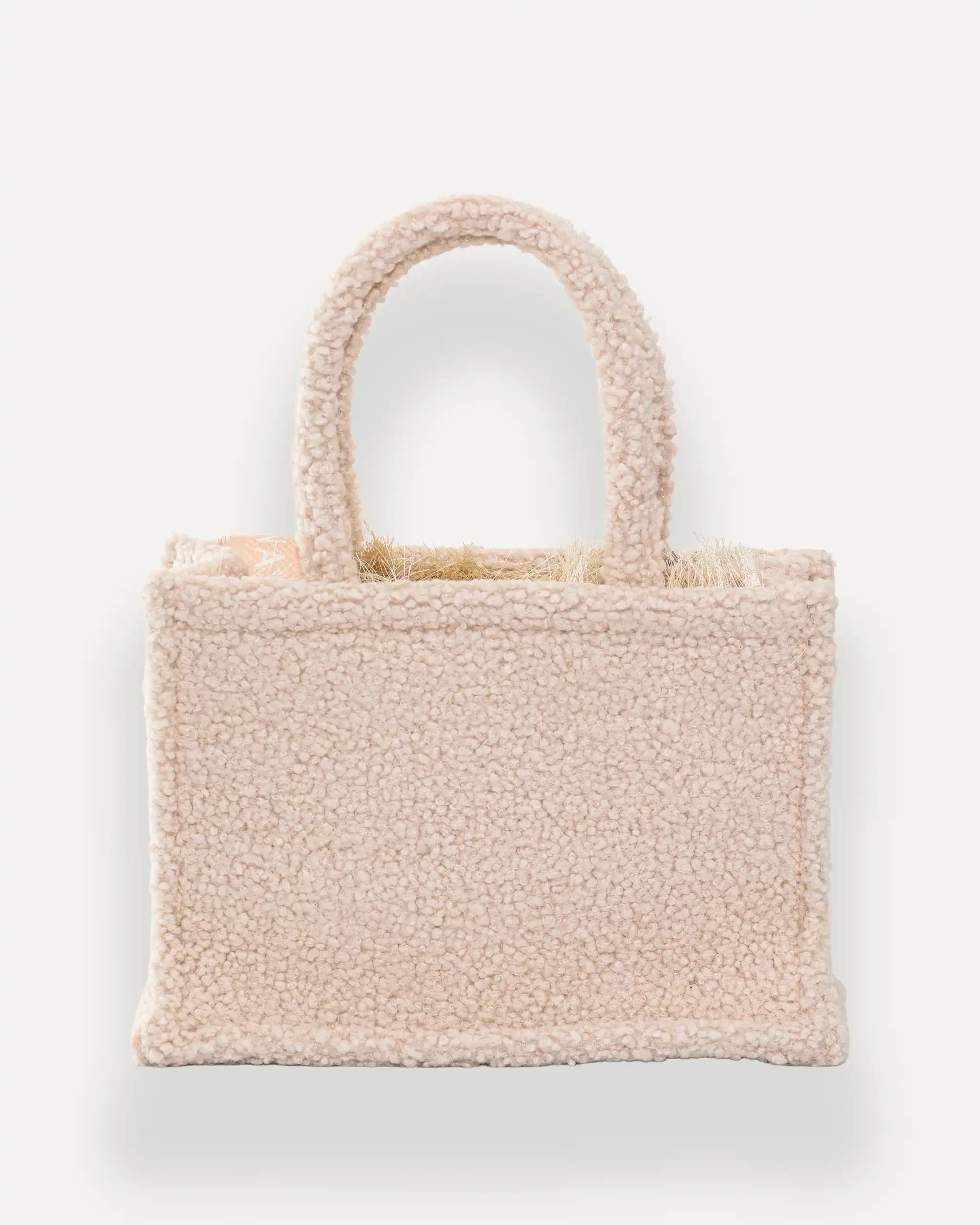 Rückansicht der Sorena Greece Medium Tote Bag – flauschige shopper bag in teddy-Optik mit beige-fleece Struktur, perfekte tote bag für Damen im Winter, bags schweiz mit mediterranem Flair.