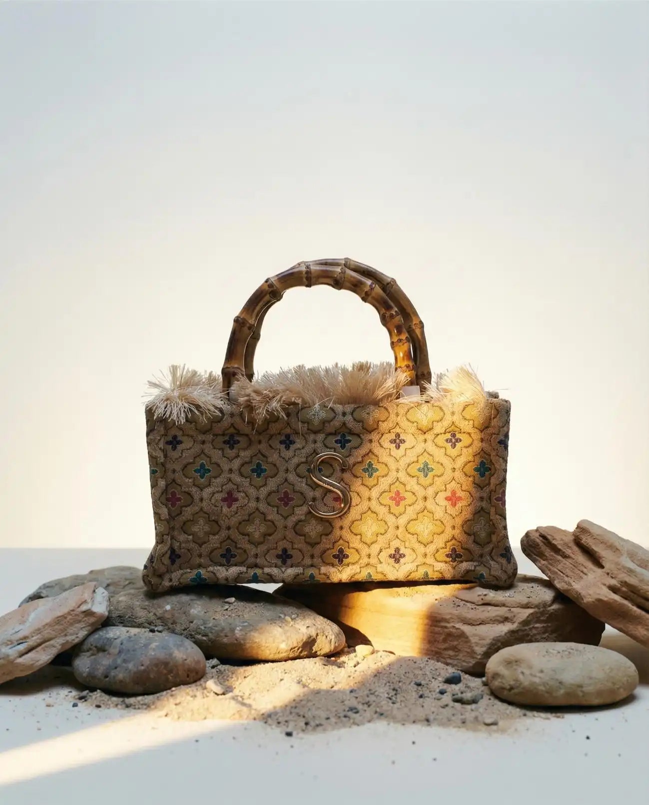 Sorena Greece Thea Mini Bamboo Tote Bag kleiner Shopper mit  Bambusgriff Honigfinish und goldenem S Monogramm handgefertigt Griechenlandauf Steinen