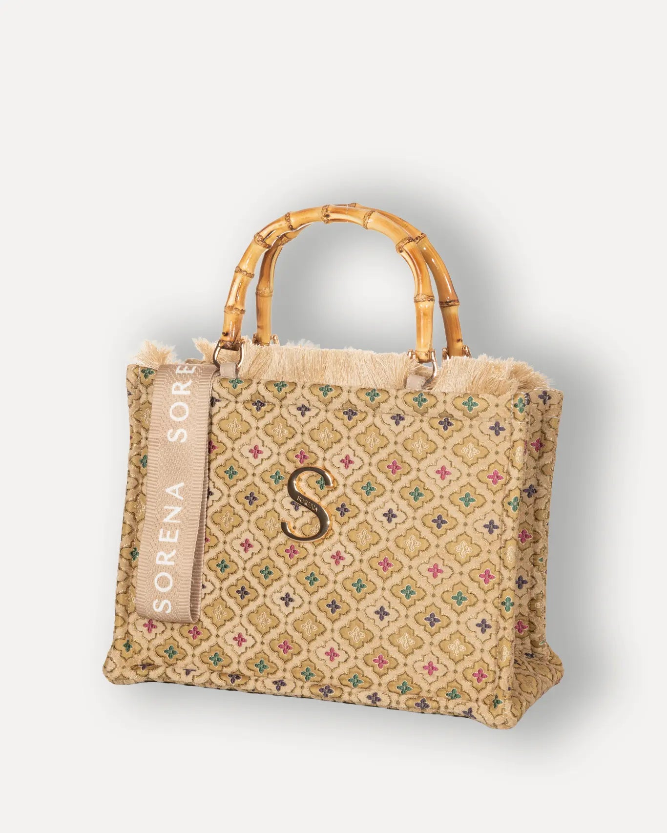 Linke Seite Thea Medium Tote Bag Sorena Greece, handgeschnitzter Bambusgriff Honigfinish goldenes Monogramm S Detailansicht breite Tasche.