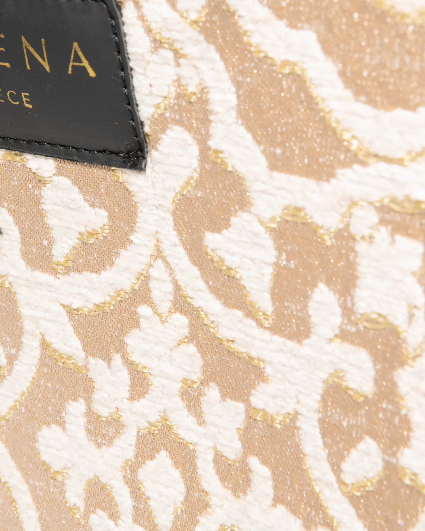 Nahaufnahme Theros Mini Tote Bag Sorena Greece, Kettenelement goldfarbenes Detail handgefertigtes Gewebe Detailansicht