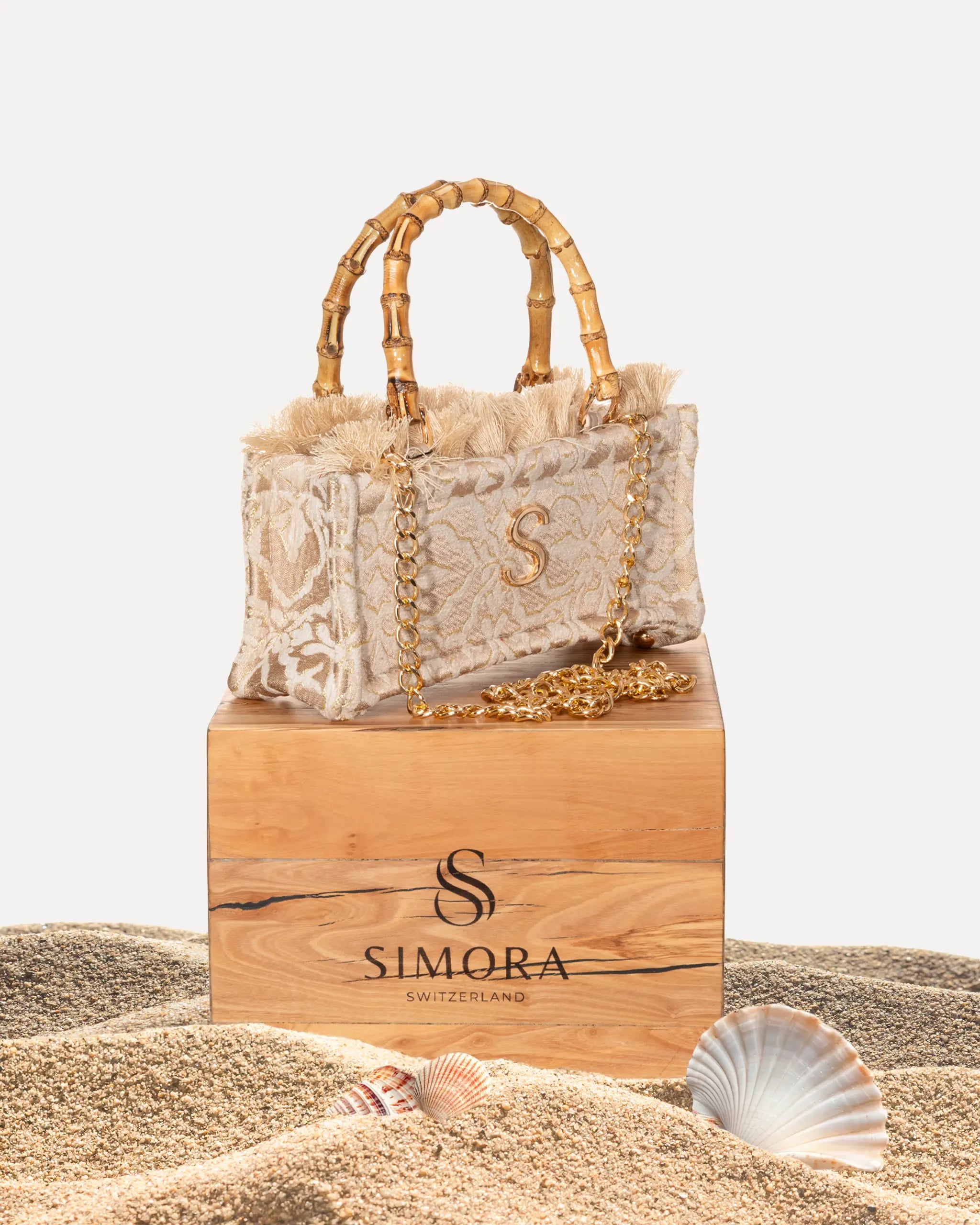 Sorena Greece Theros Mini Bamboo Tote Bag auf SIMORA Olivenholzsockel Frontansicht, Bambusgriff honiggelb goldfarbene Kette mini Shopper handgefertigt